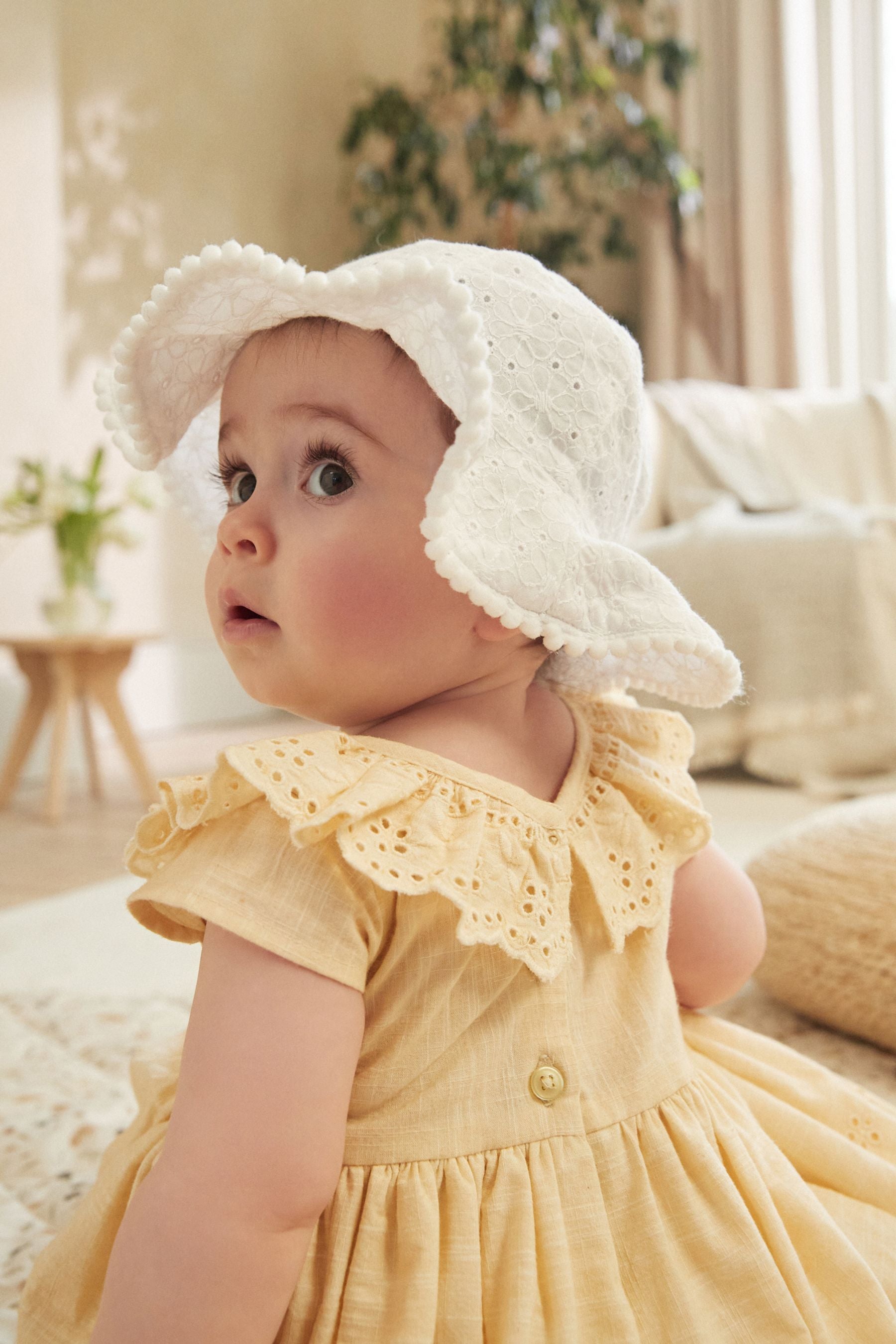 White/Pink Baby Broderie Wide Brim Hats 2 Pack (0mths-2yrs)