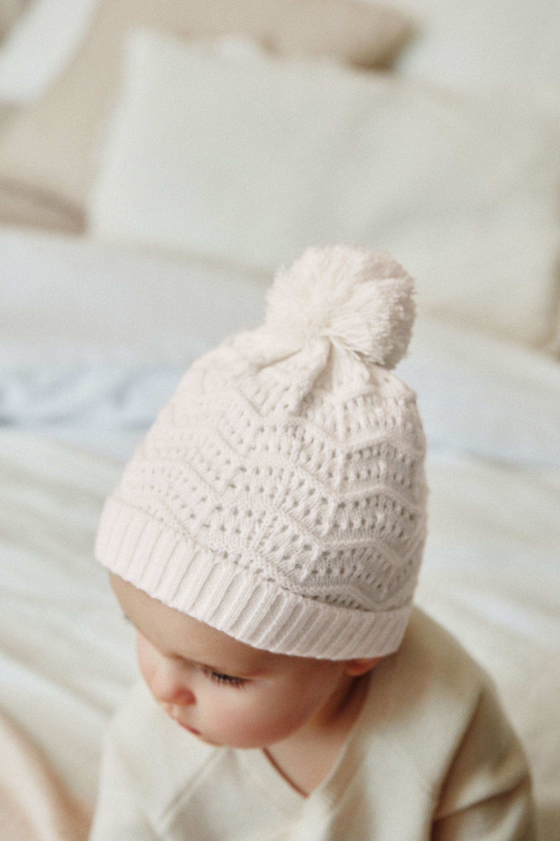 White Knitted Baby Pom Hat (0mths-2yrs)