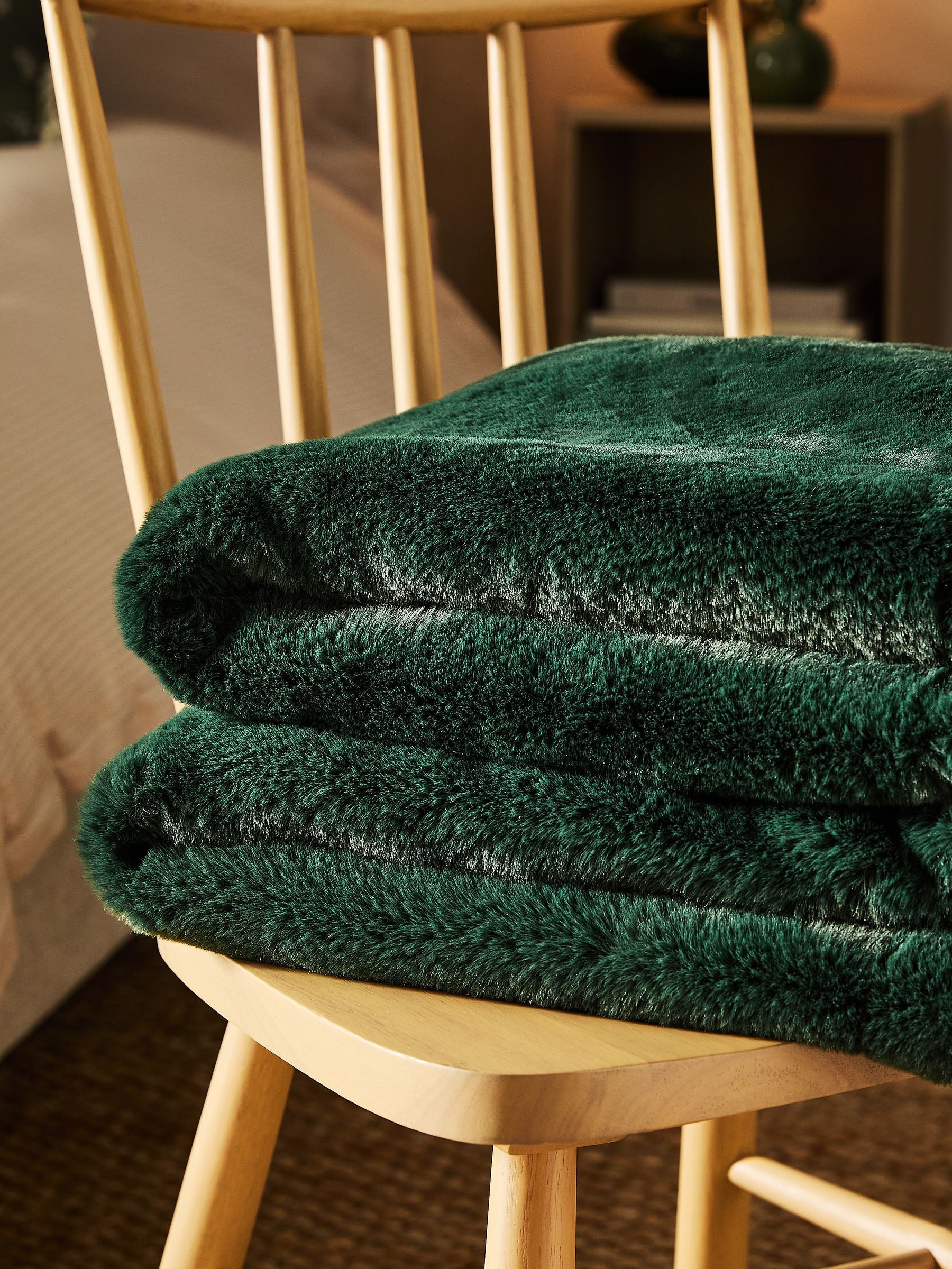 Green Soft To Touch Plush Faux Fur Throw