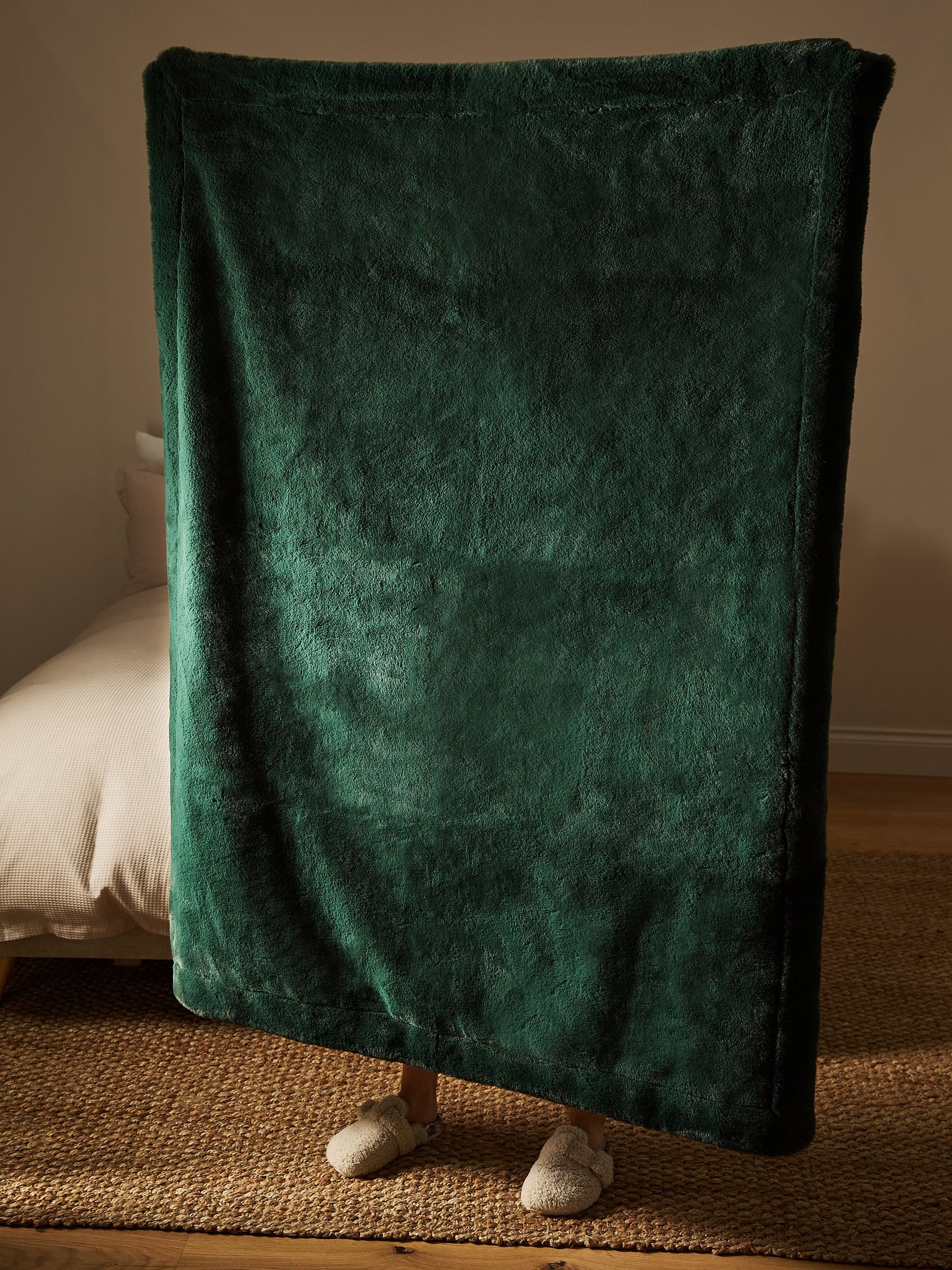 Green Soft To Touch Plush Faux Fur Throw