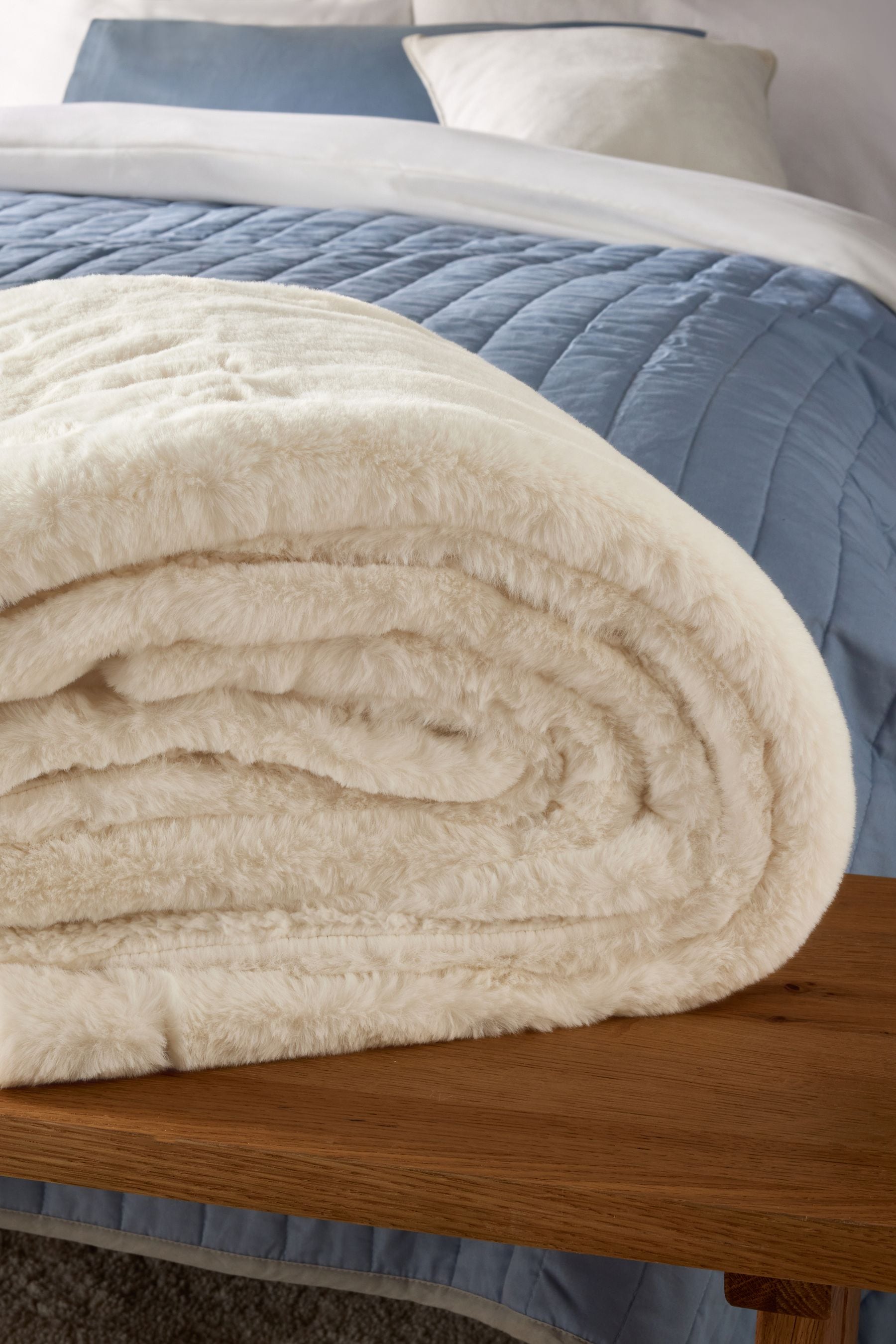 Ivory Extra Cosy Plush Faux Fur Serpa Reverse Throw