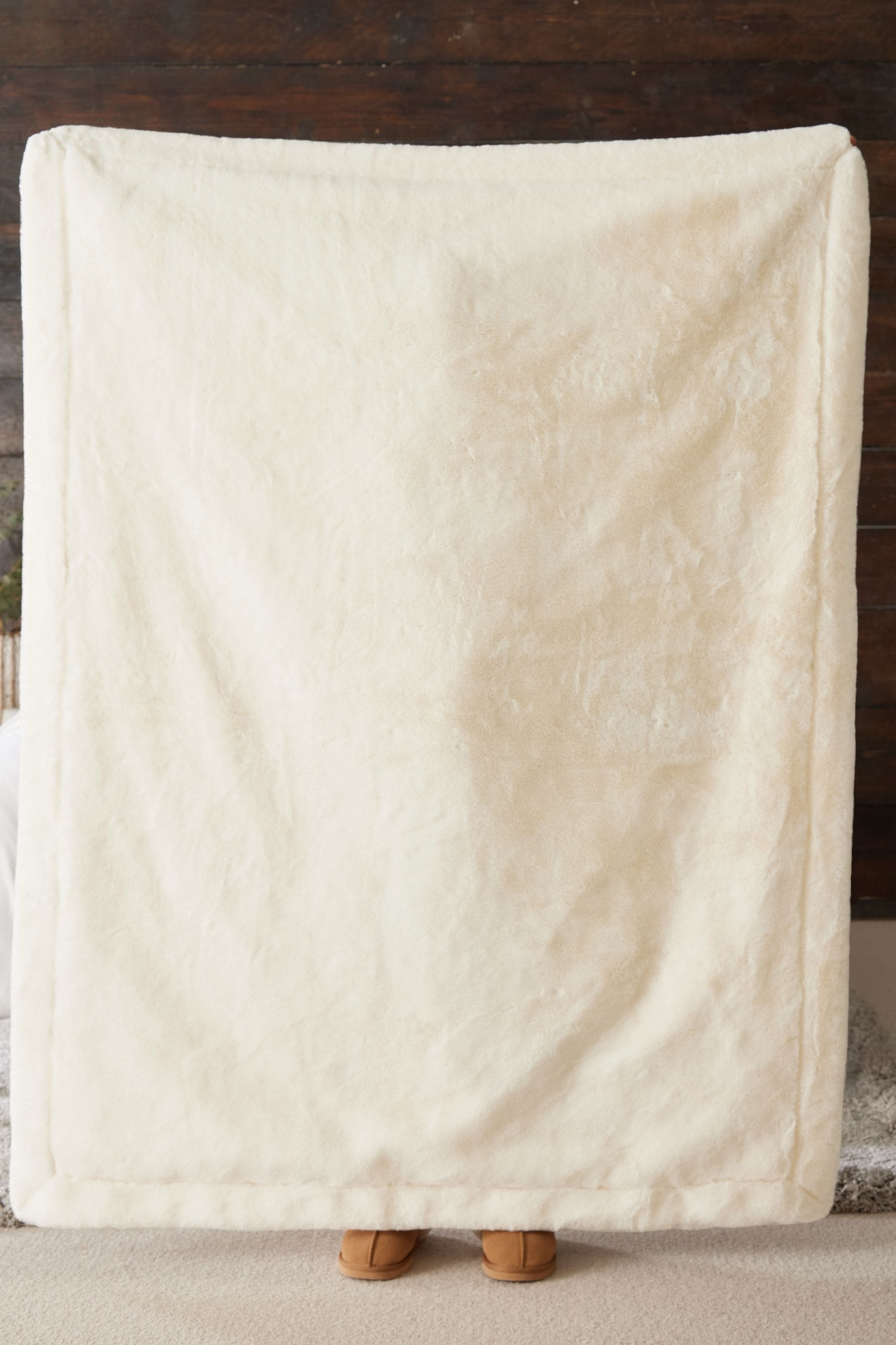 Ivory Extra Cosy Plush Faux Fur Serpa Reverse Throw