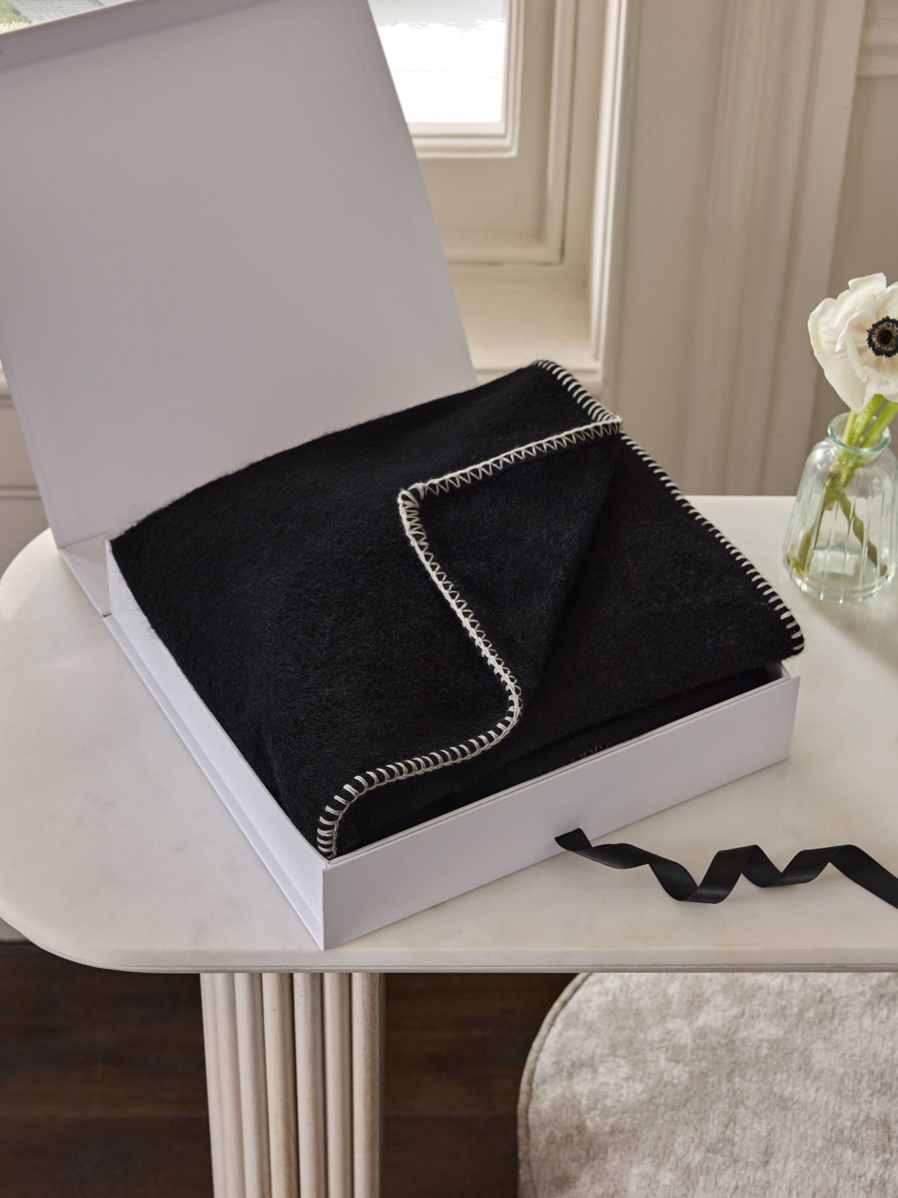 Black N. Premium Stitched Edged Throw With Cashmere