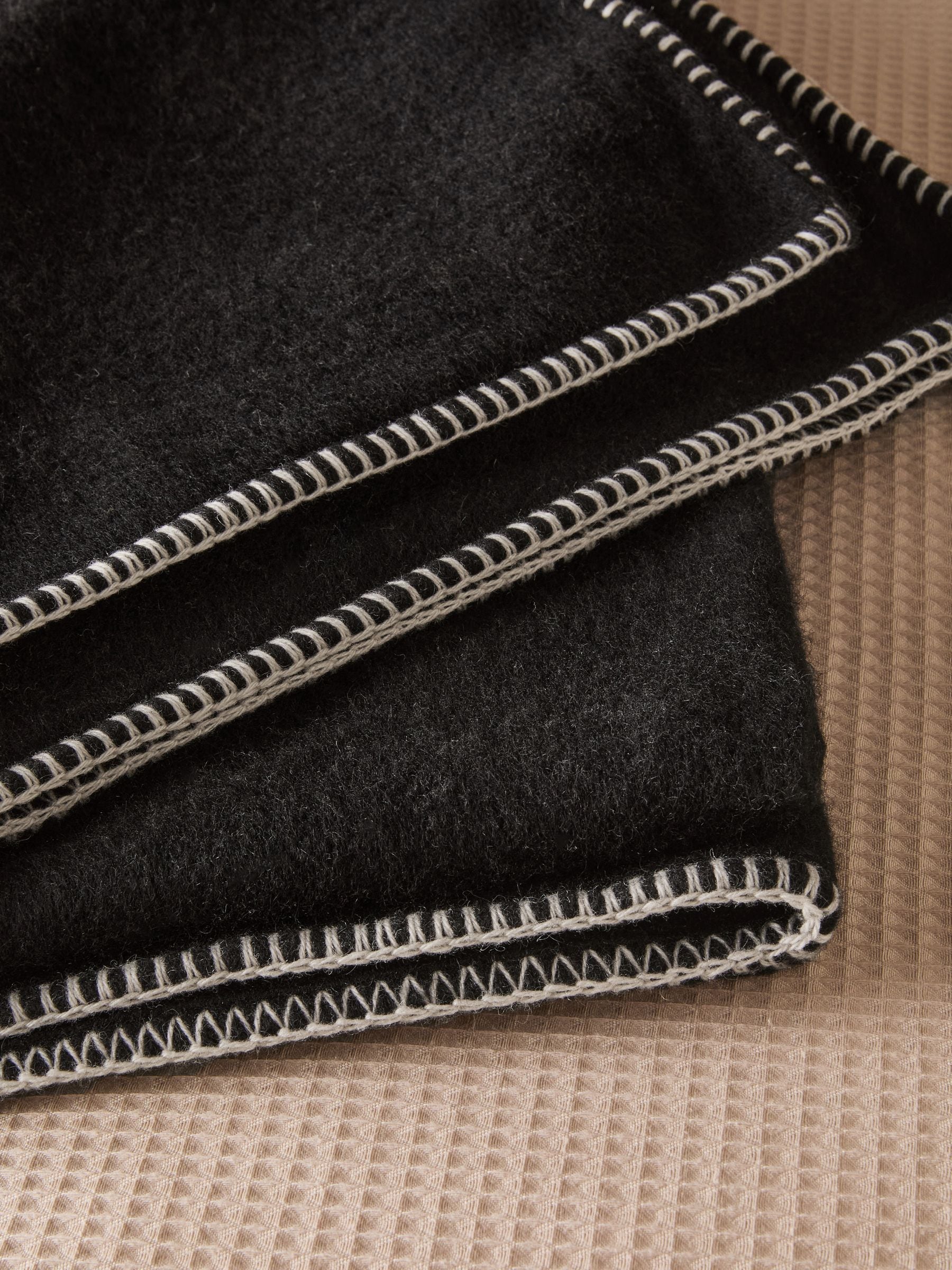 Black N. Premium Stitched Edged Throw With Cashmere