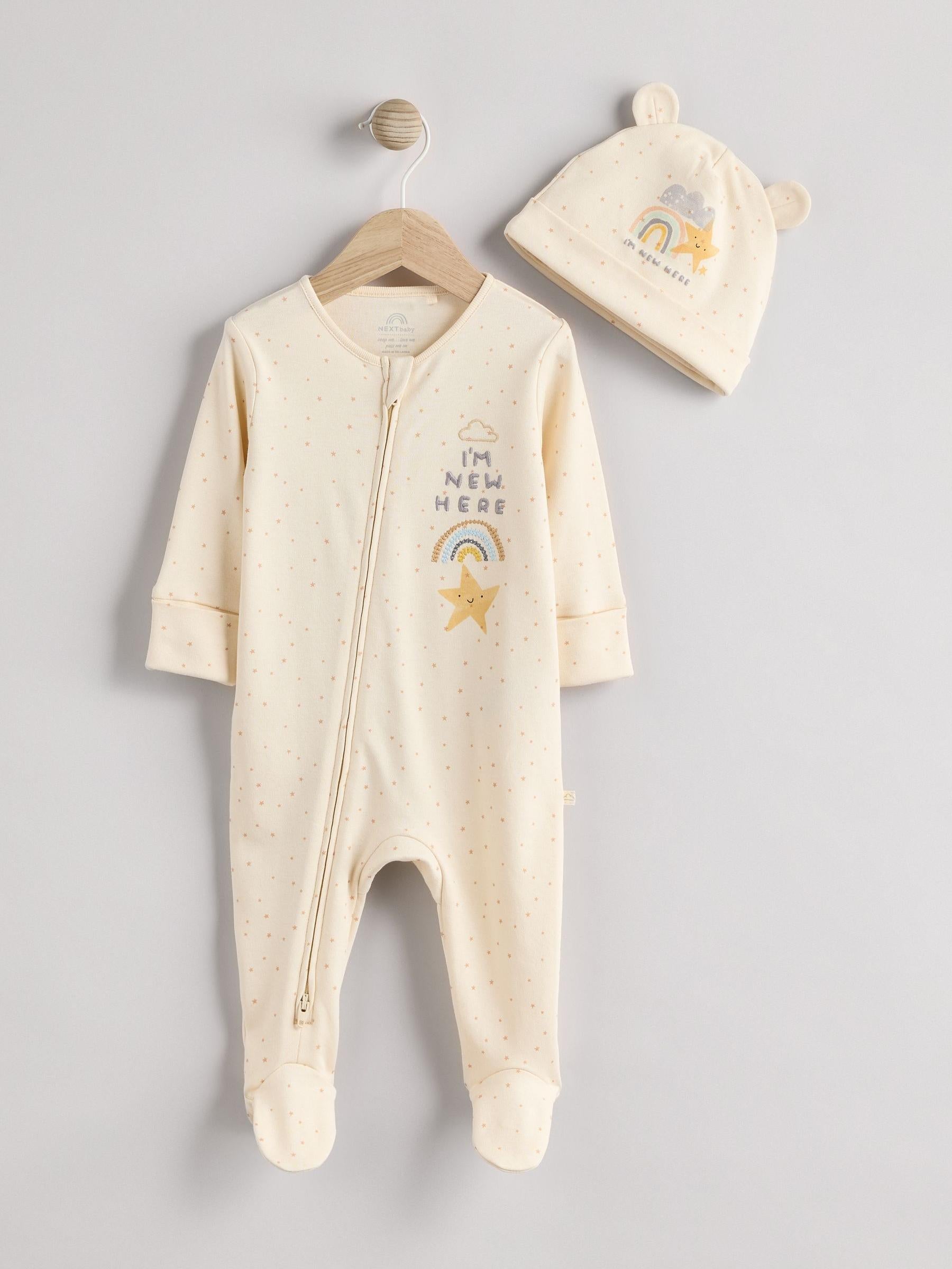 White I'm New Here Baby 100% Cotton Sleepsuit and Hat Set (0-6mths)