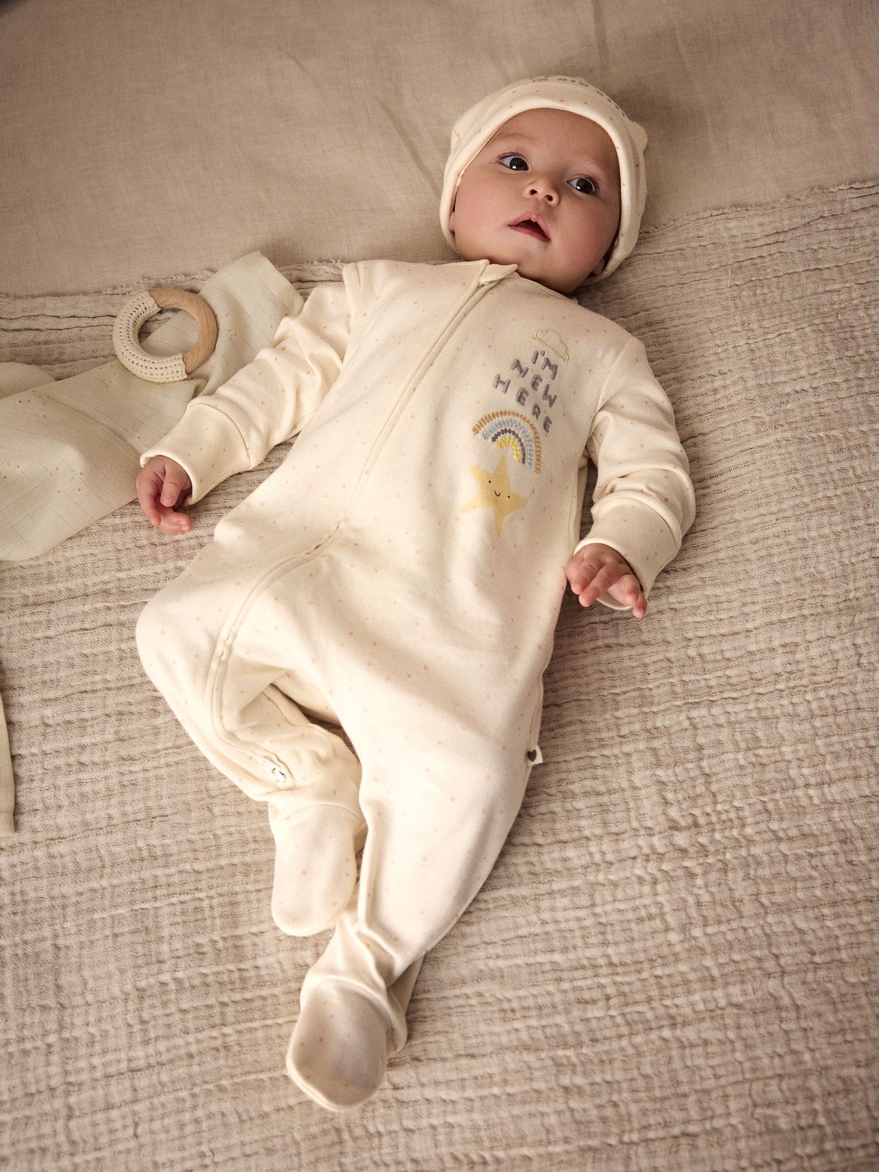 White I'm New Here Baby 100% Cotton Sleepsuit and Hat Set (0-6mths)