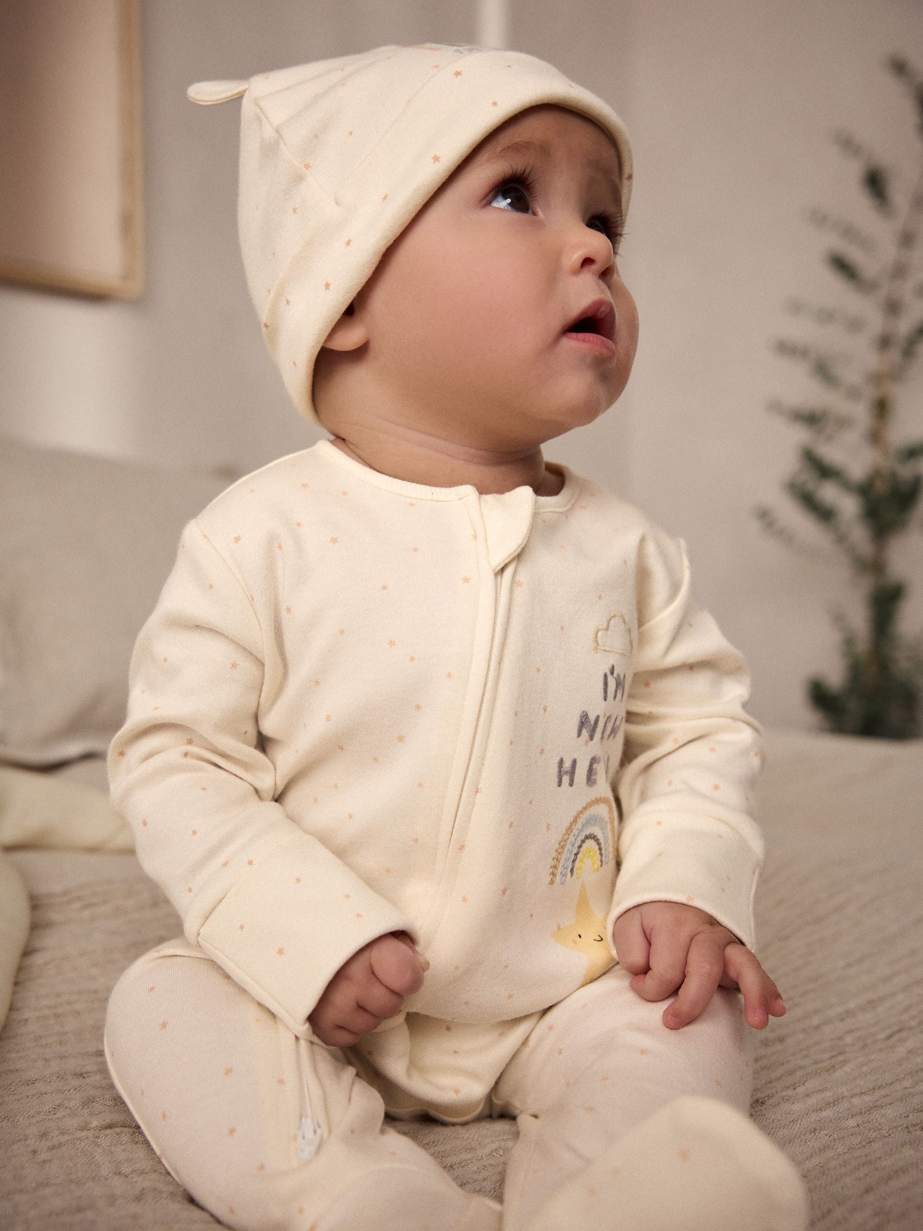 White I'm New Here Baby 100% Cotton Sleepsuit and Hat Set (0-6mths)