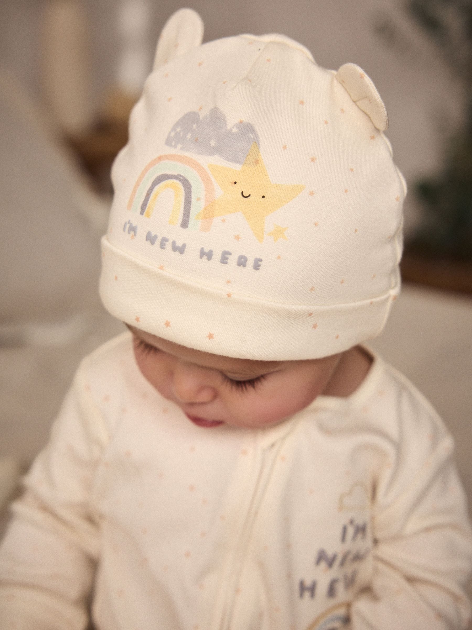 White I'm New Here Baby 100% Cotton Sleepsuit and Hat Set (0-6mths)