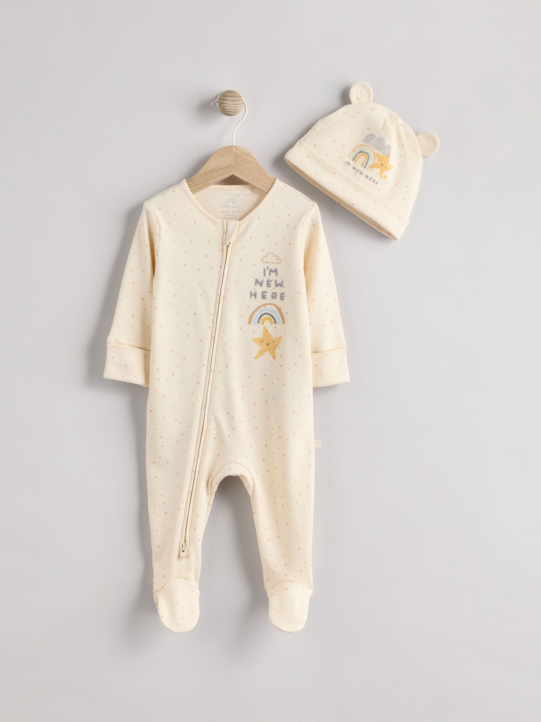 White I'm New Here Baby 100% Cotton Sleepsuit and Hat Set (0-6mths)