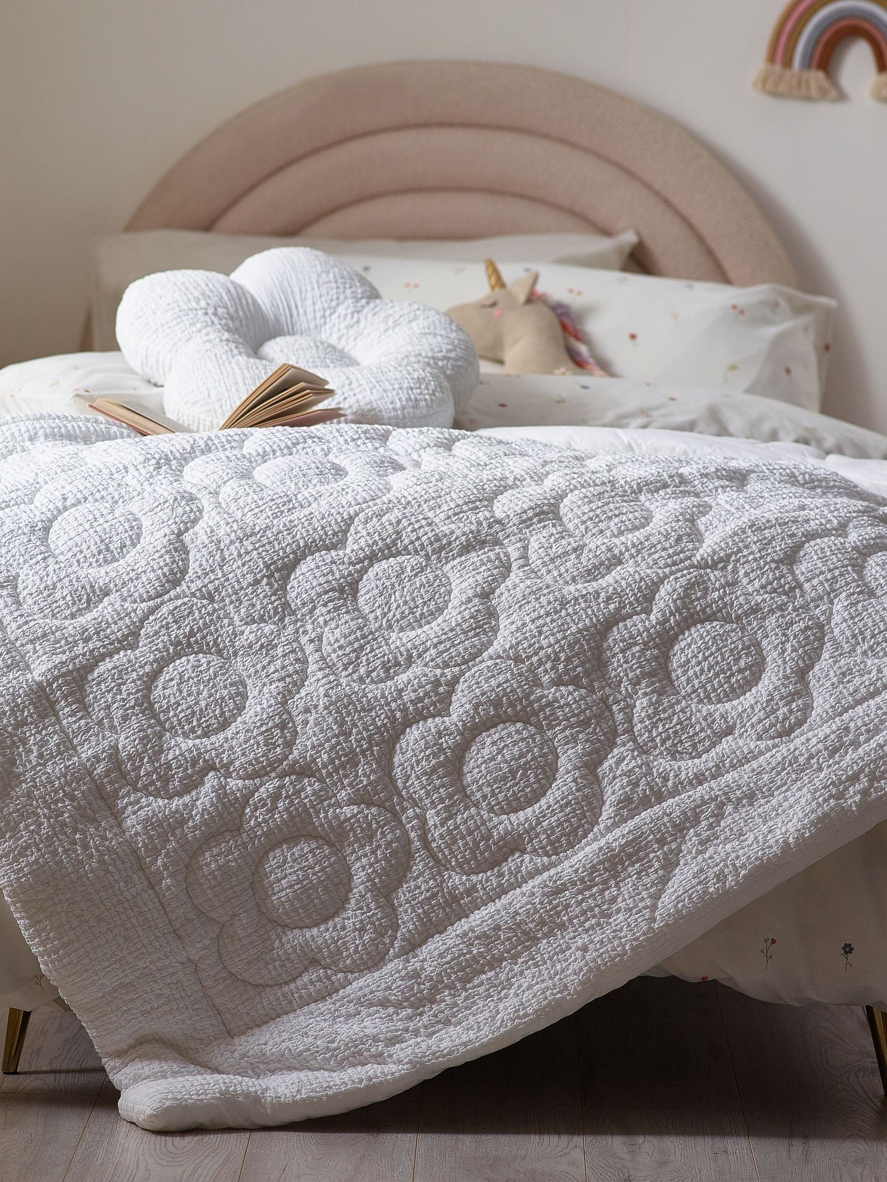 White Textured 100% Cotton Quilted Daisy Throw