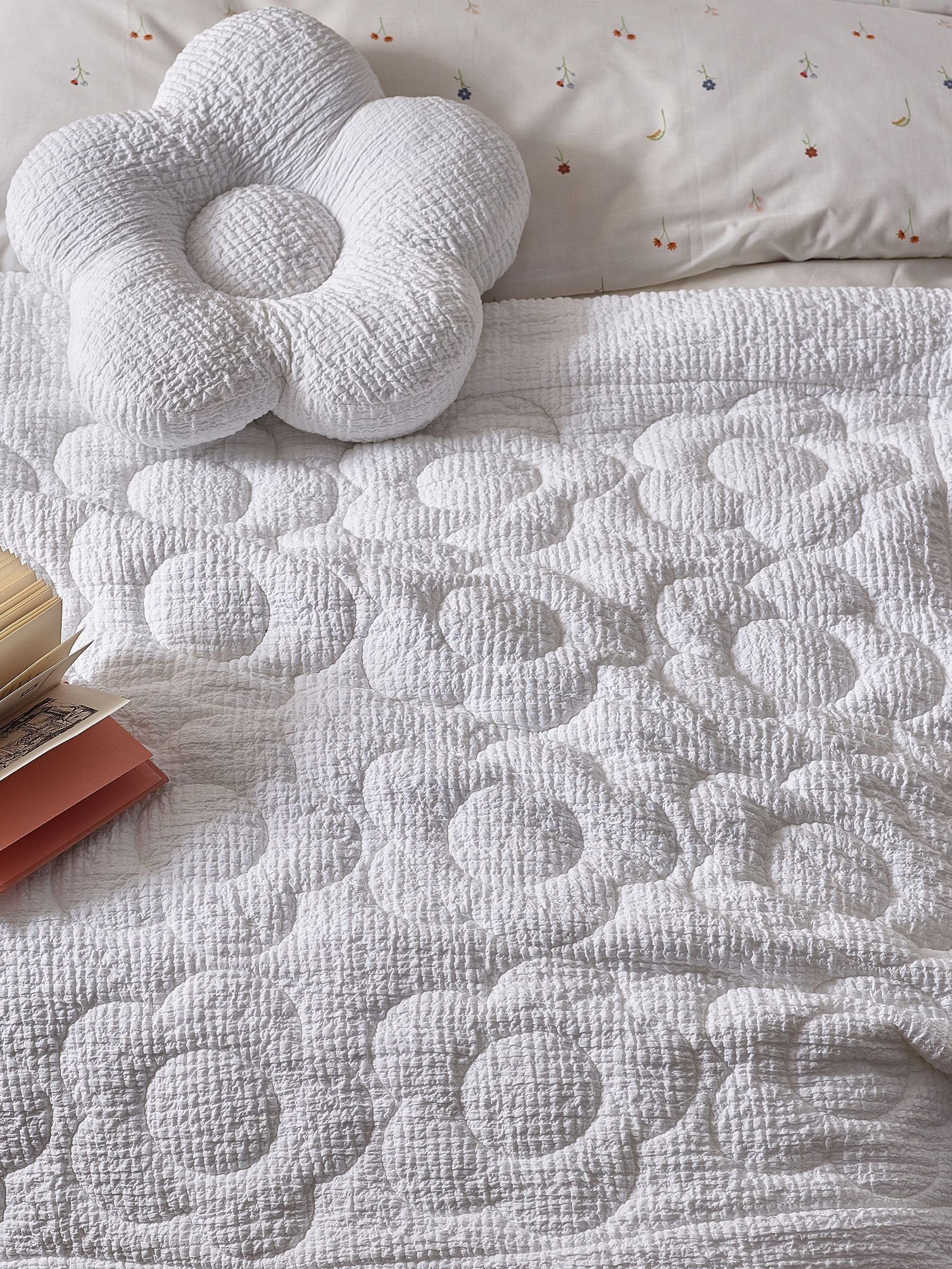 White Textured 100% Cotton Quilted Daisy Throw