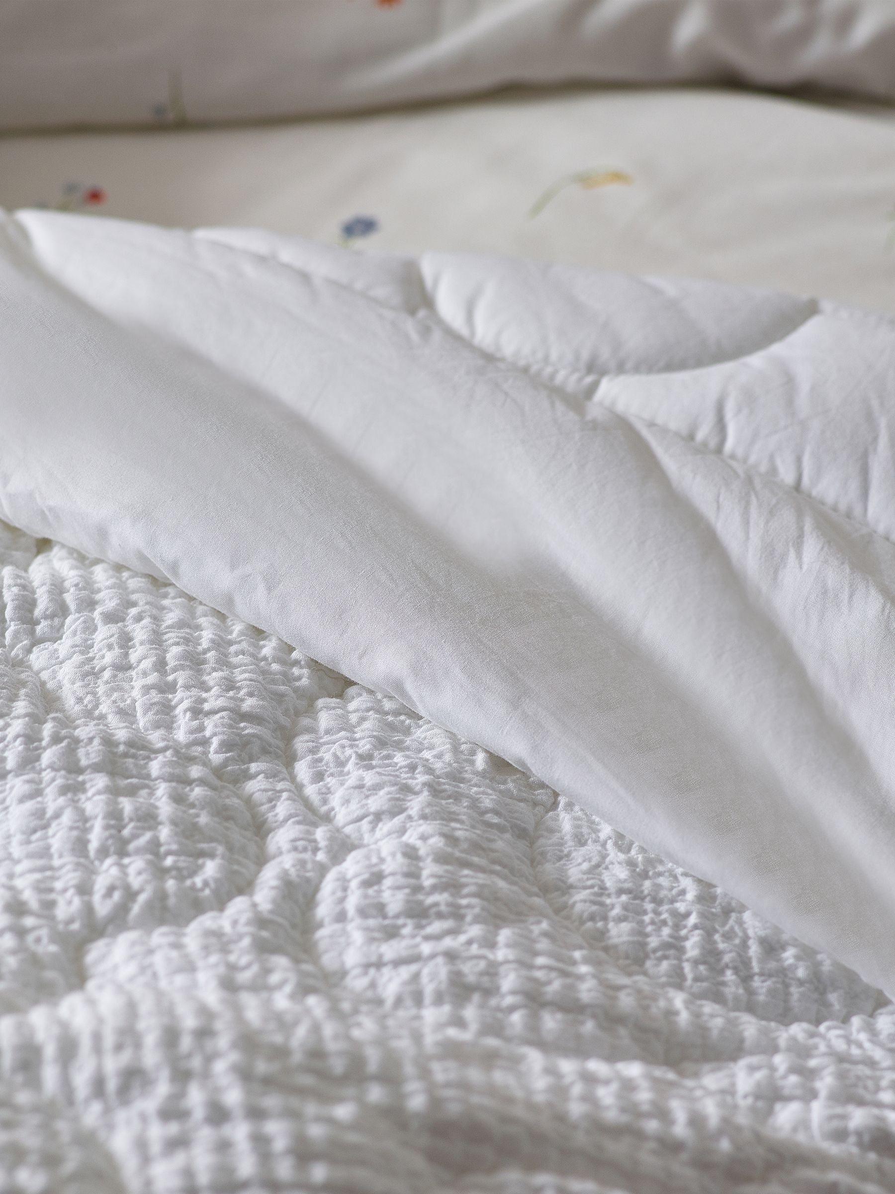 White Textured 100% Cotton Quilted Daisy Throw