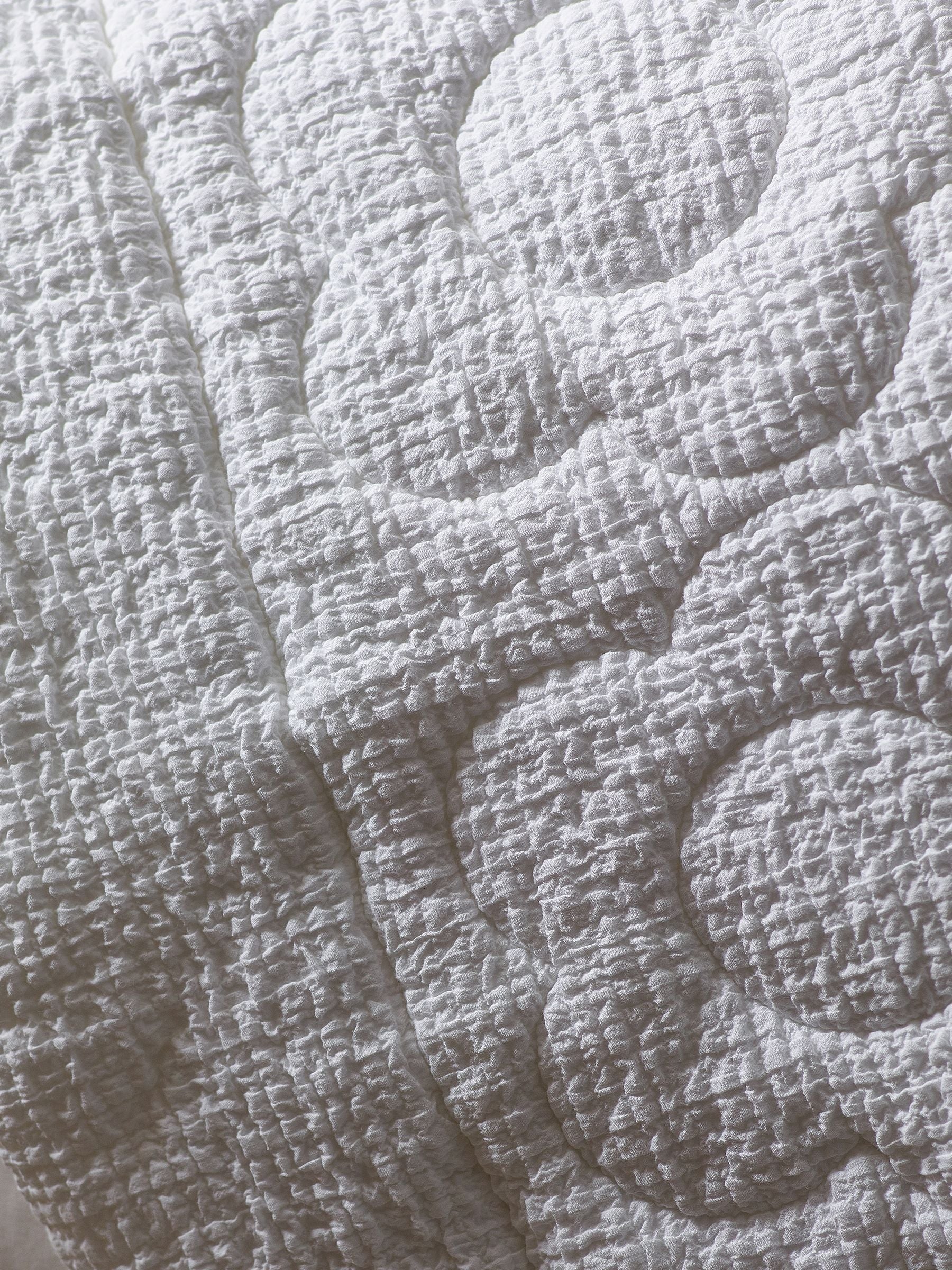 White Textured 100% Cotton Quilted Daisy Throw