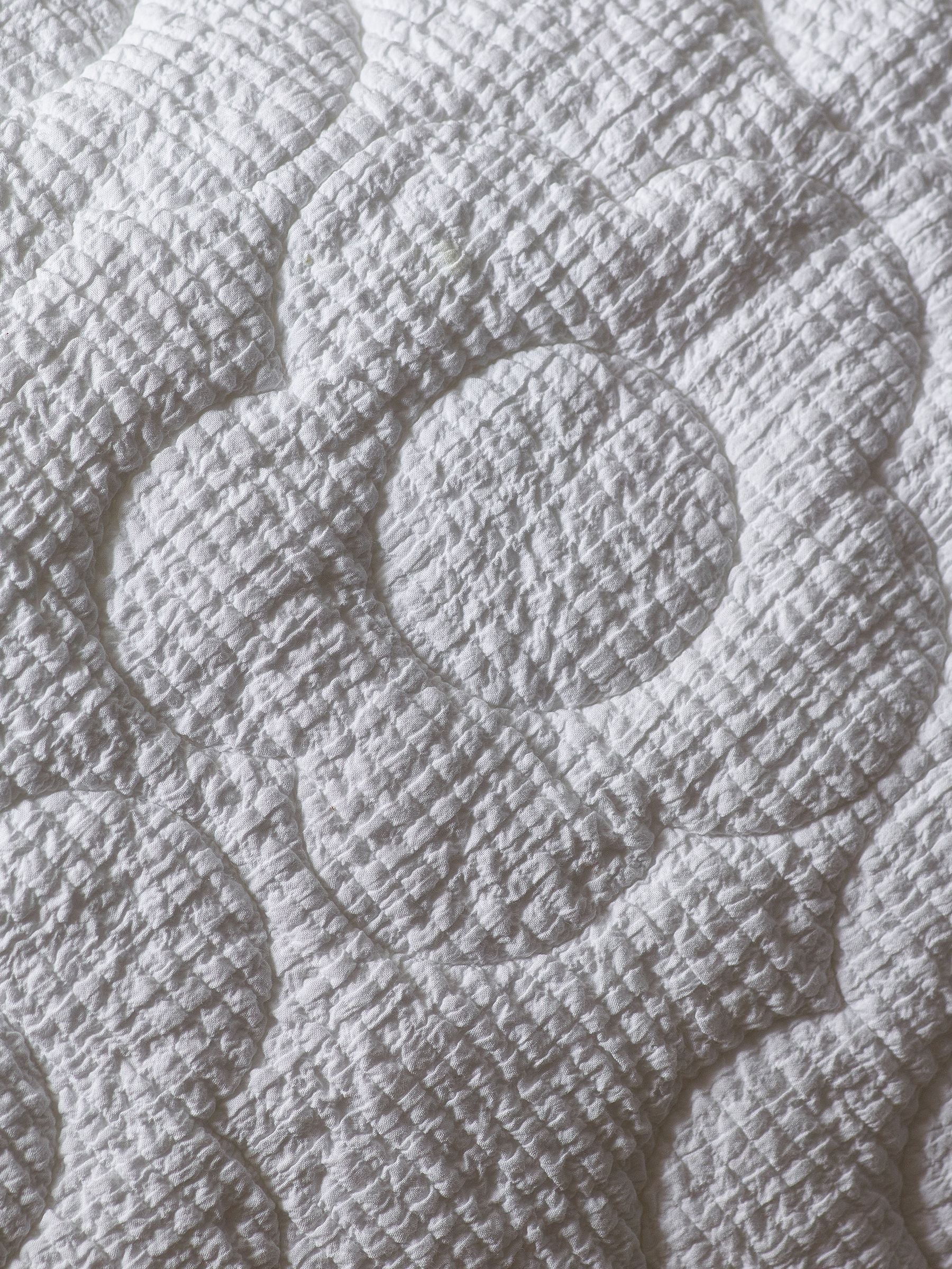 White Textured 100% Cotton Quilted Daisy Throw