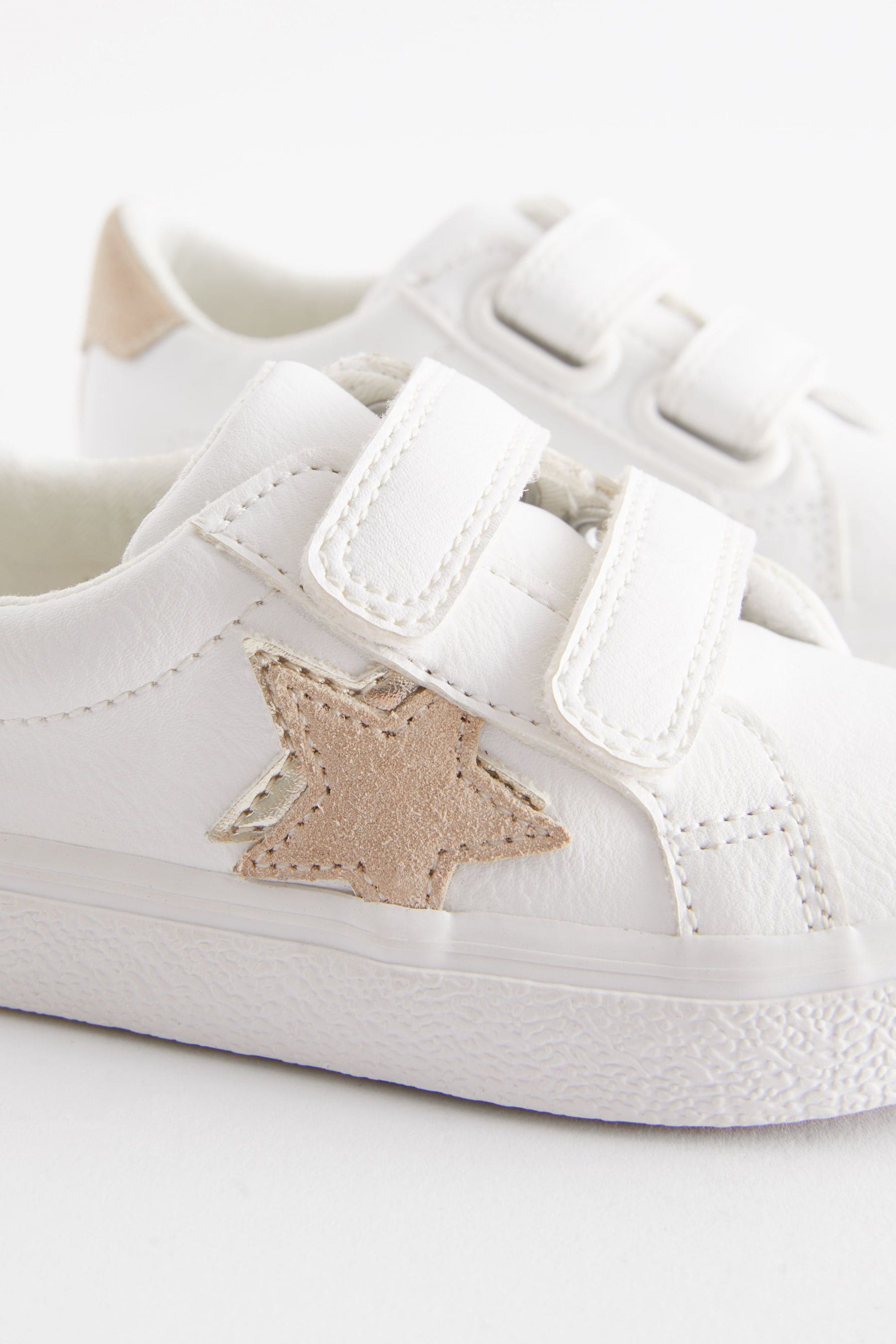 White Standard Fit (F) Star Trainers