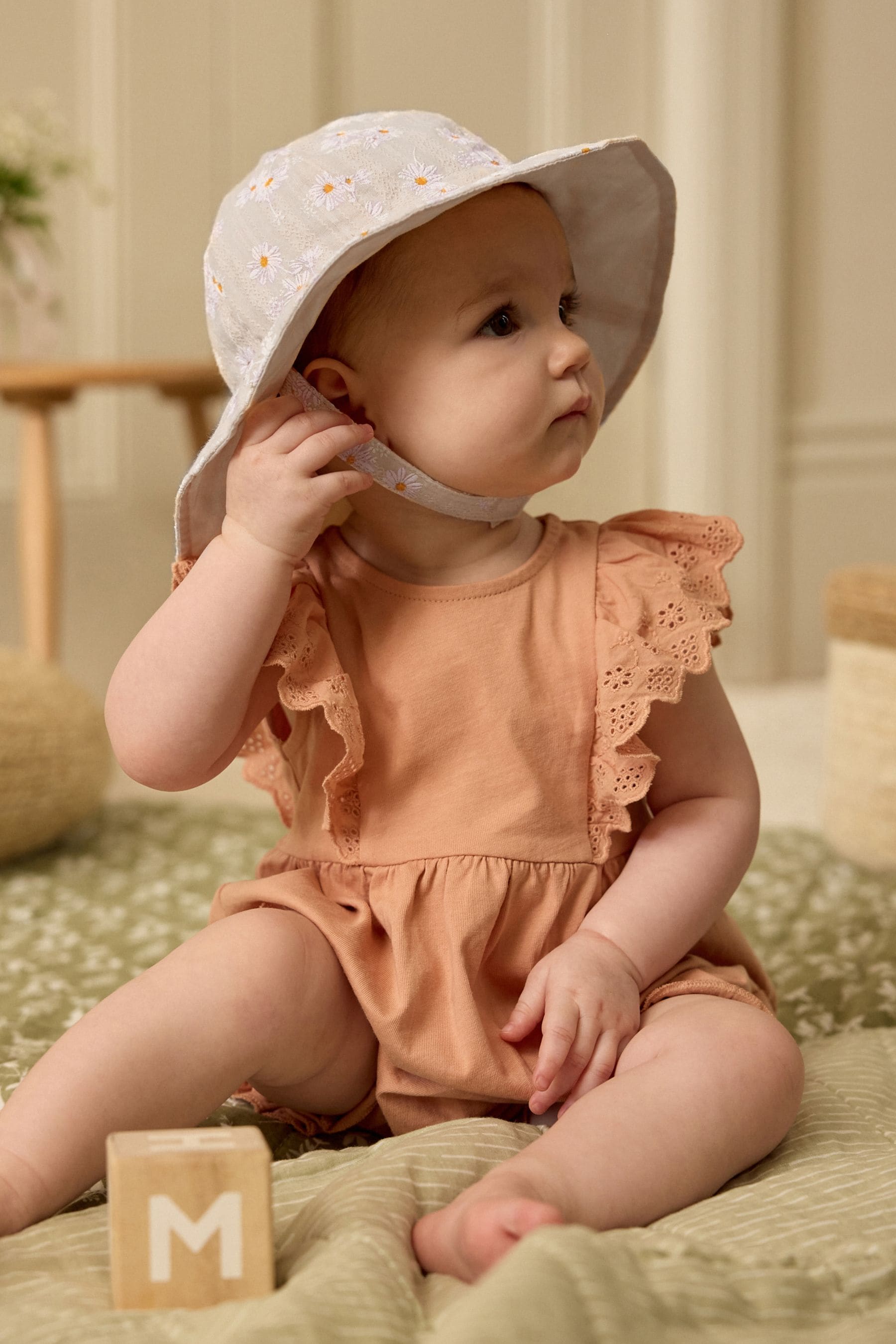 Cream Daisy Baby Wide Brim Bucket Hat (0mths-2yrs)