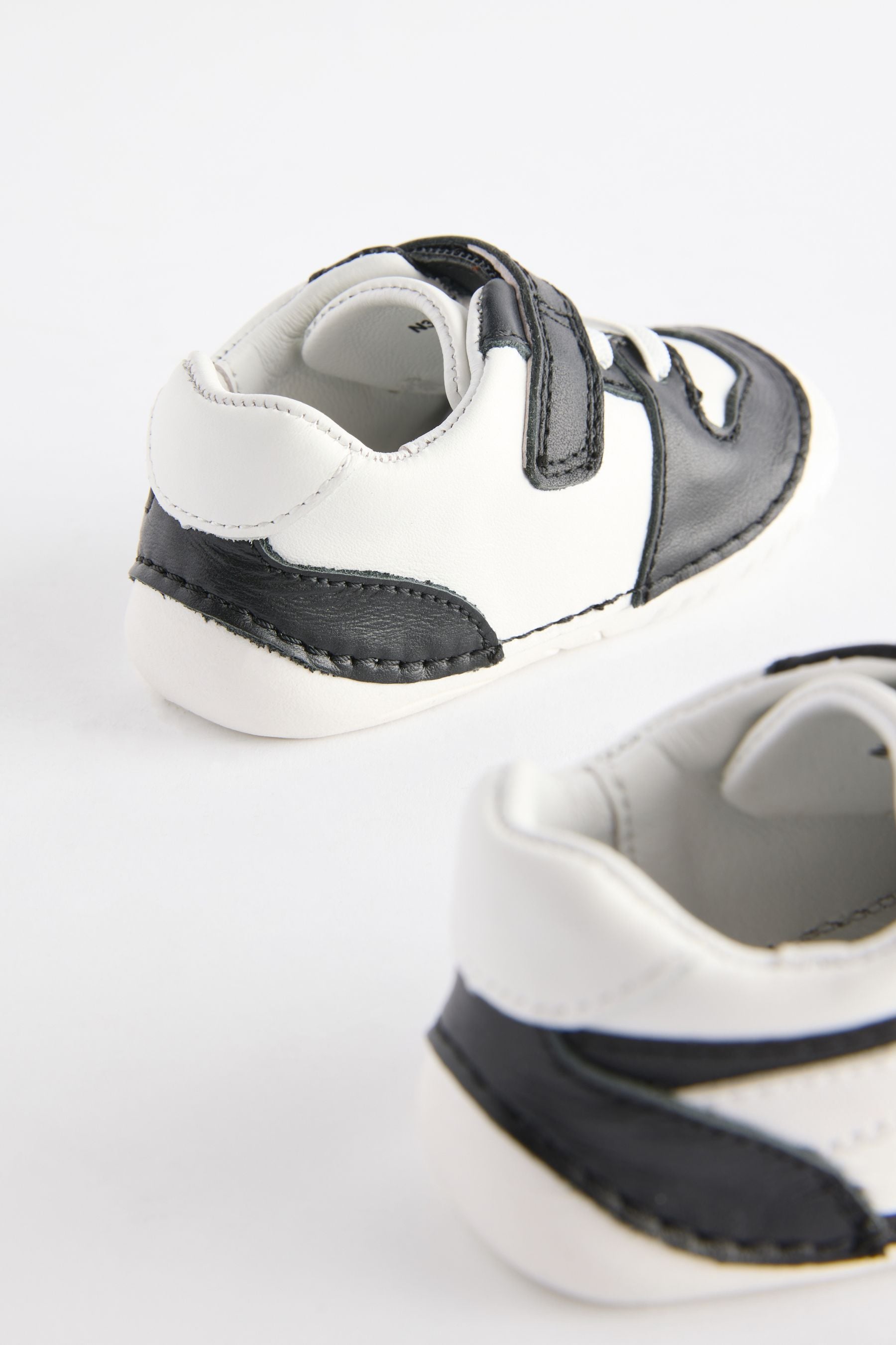 Black/White Wide Fit (G) Crawler Shoes