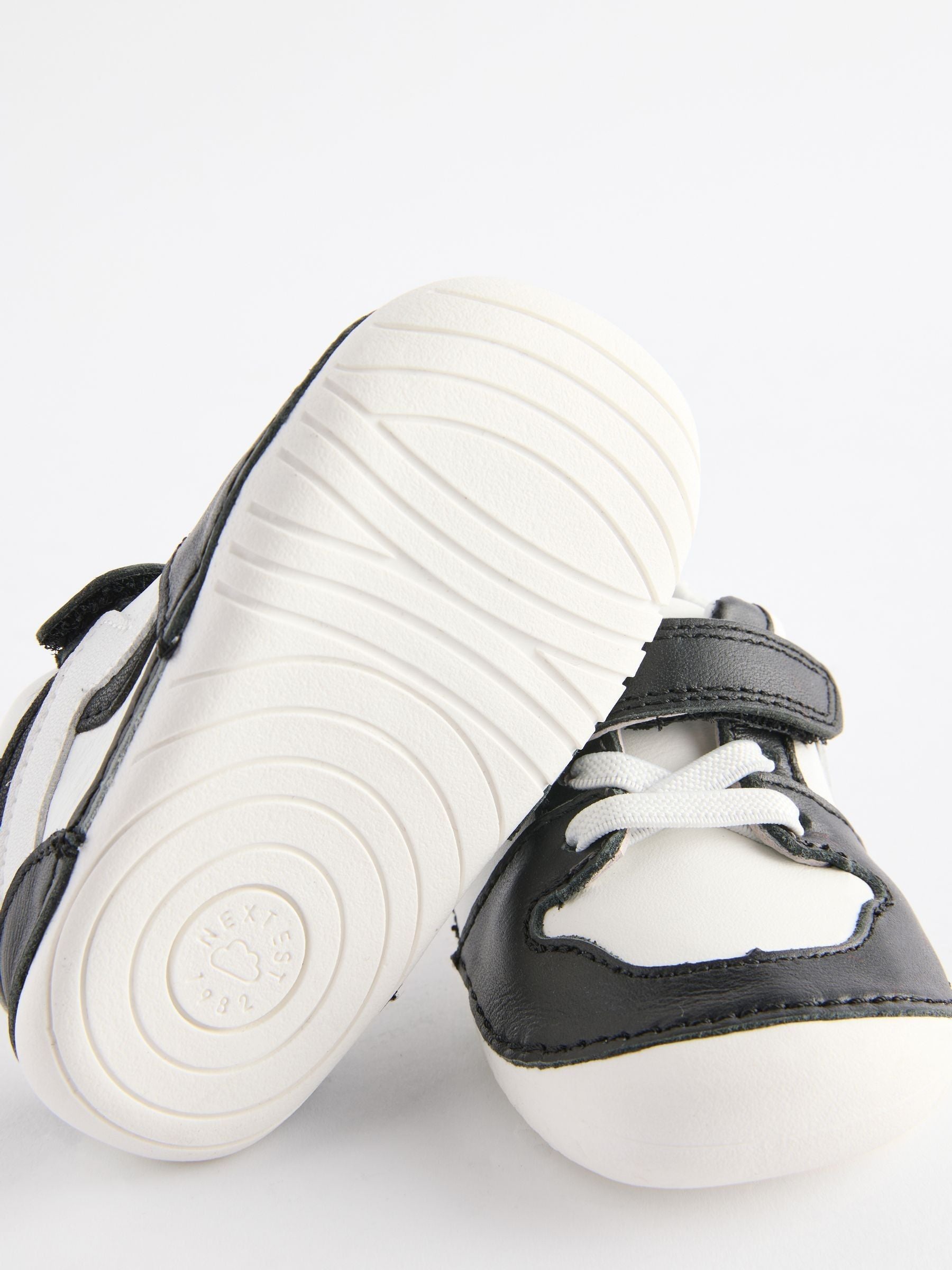 Black/White Wide Fit (G) Crawler Shoes