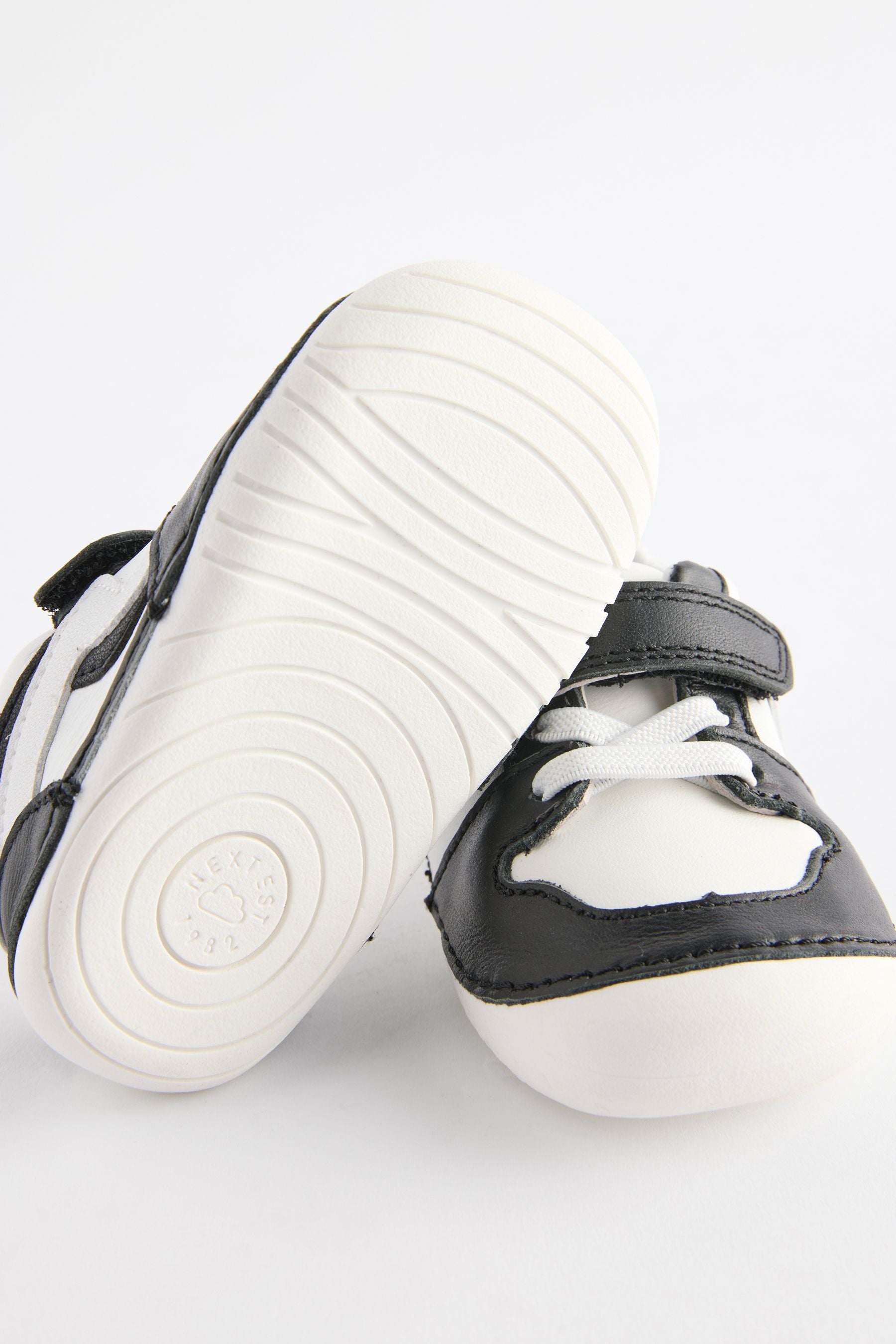 Black/White Wide Fit (G) Crawler Shoes