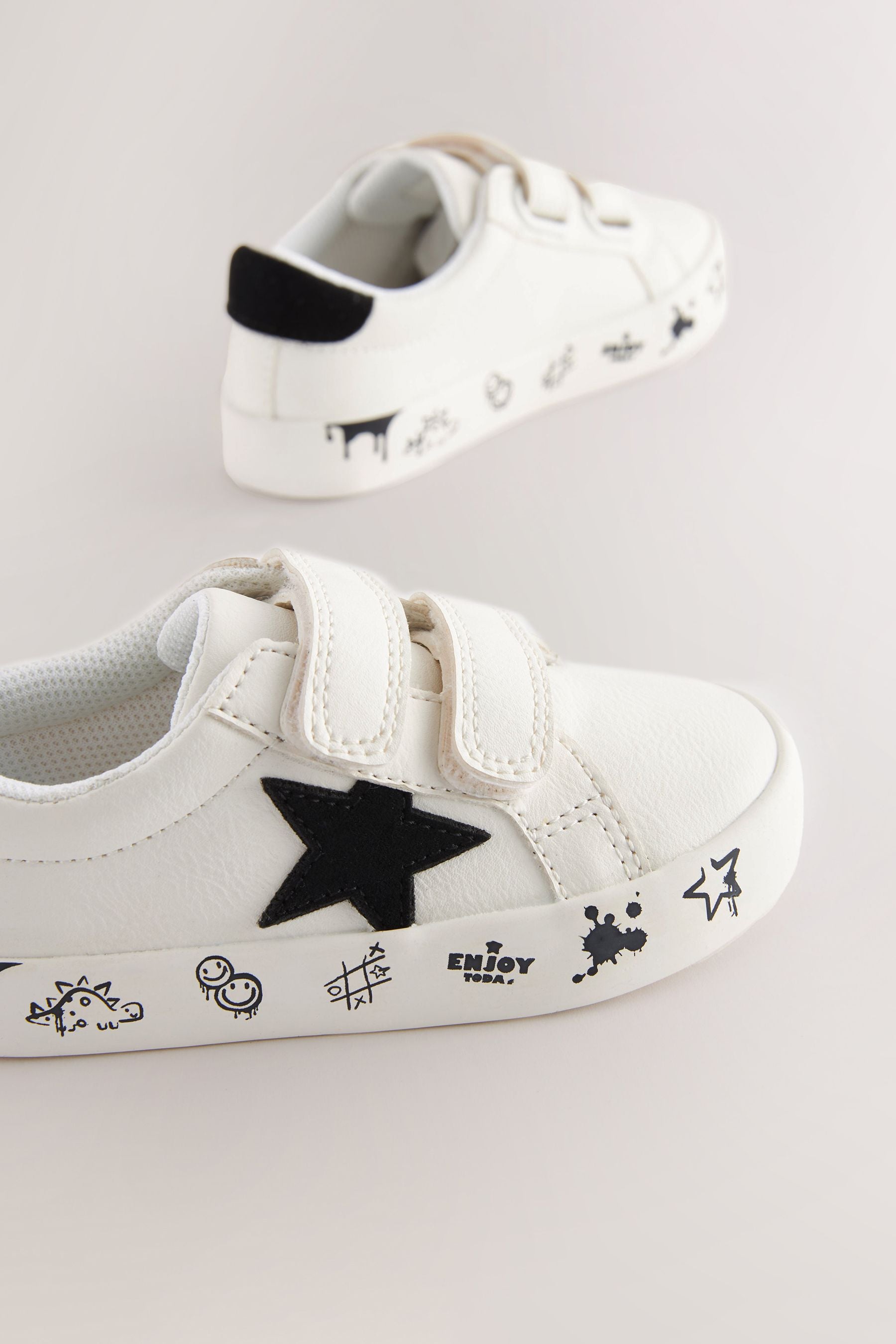 Black/White Standard Fit (F) Star Touch Fastening Trainers