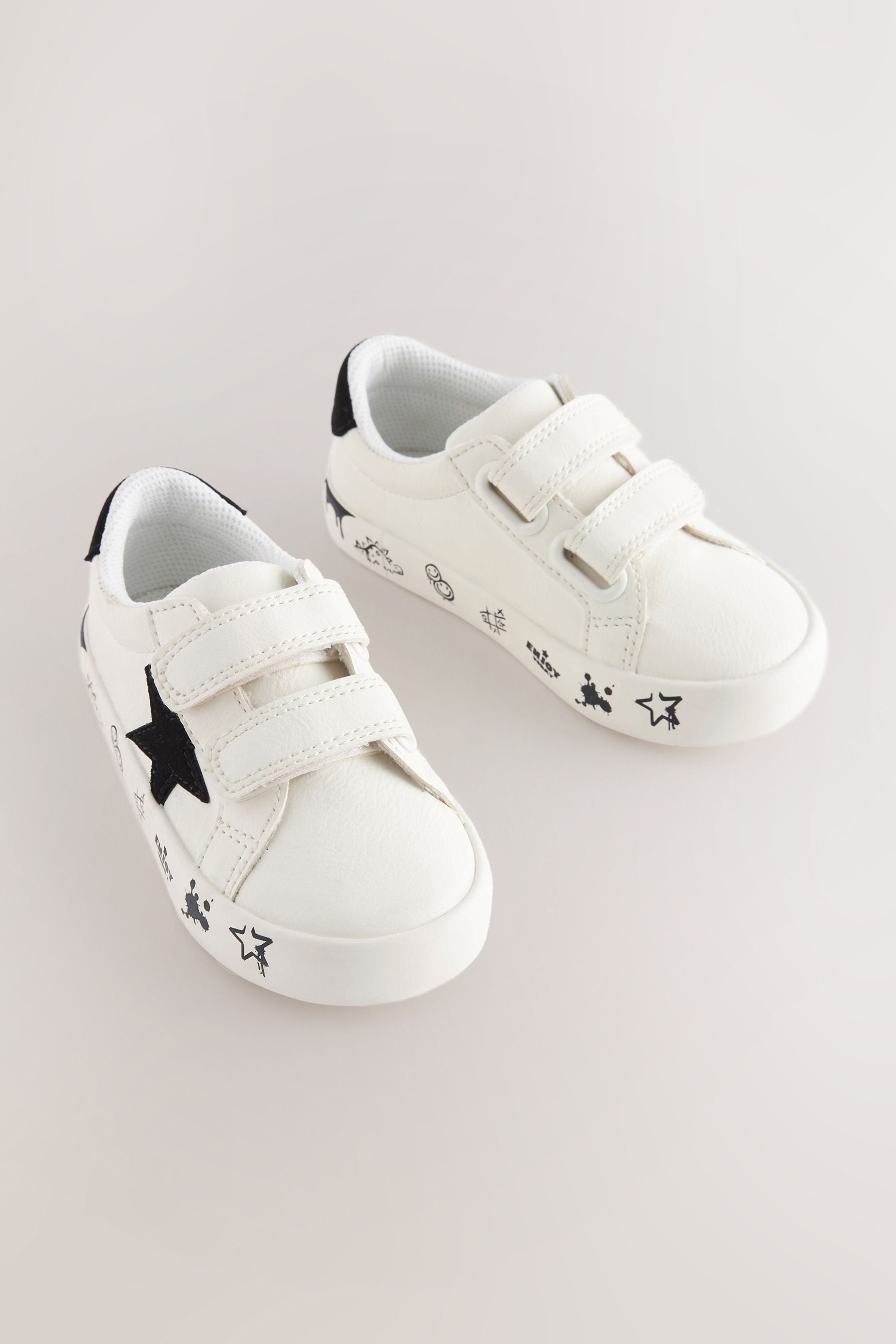 Black/White Standard Fit (F) Star Touch Fastening Trainers