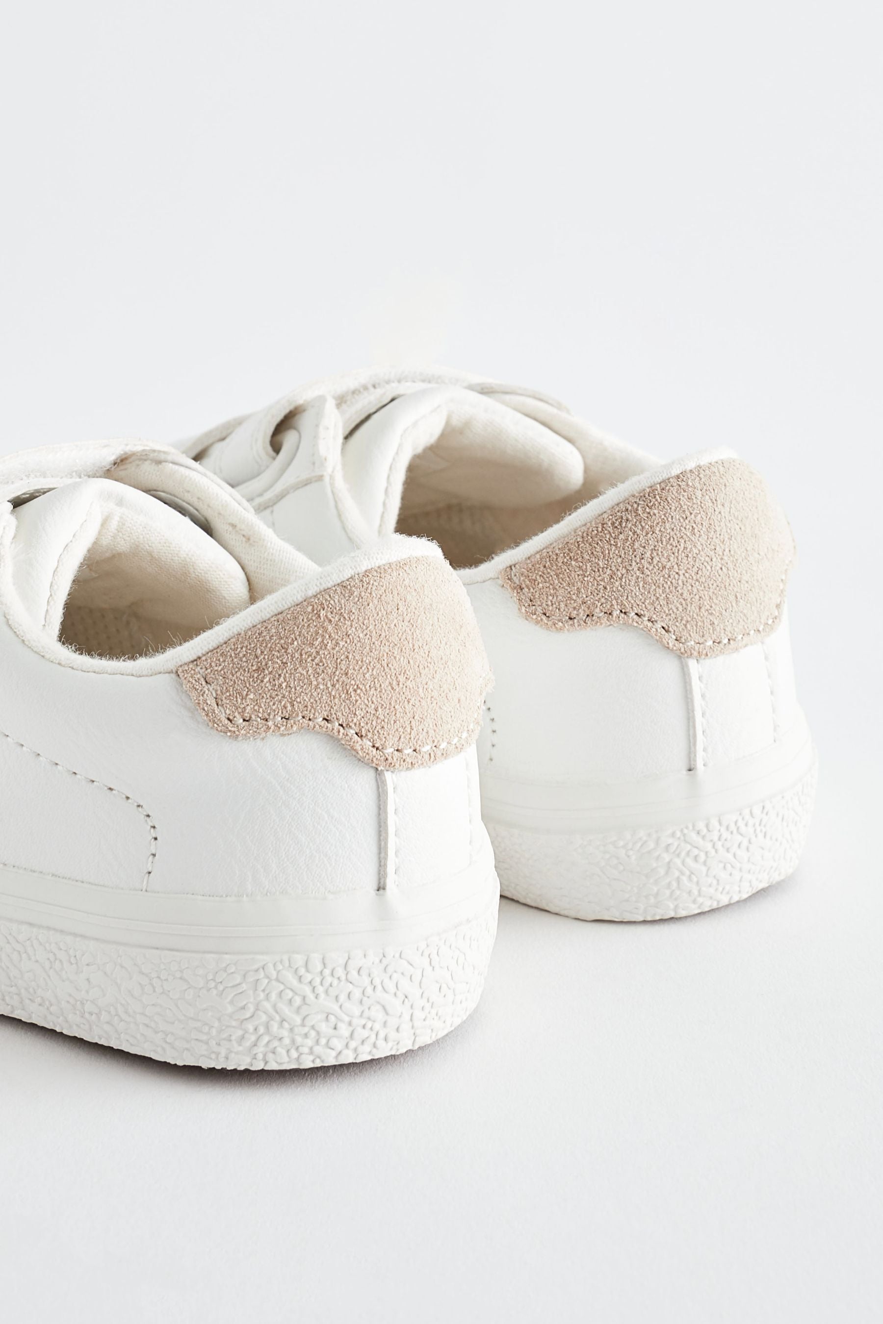 White Wide Fit (G) Star Trainers