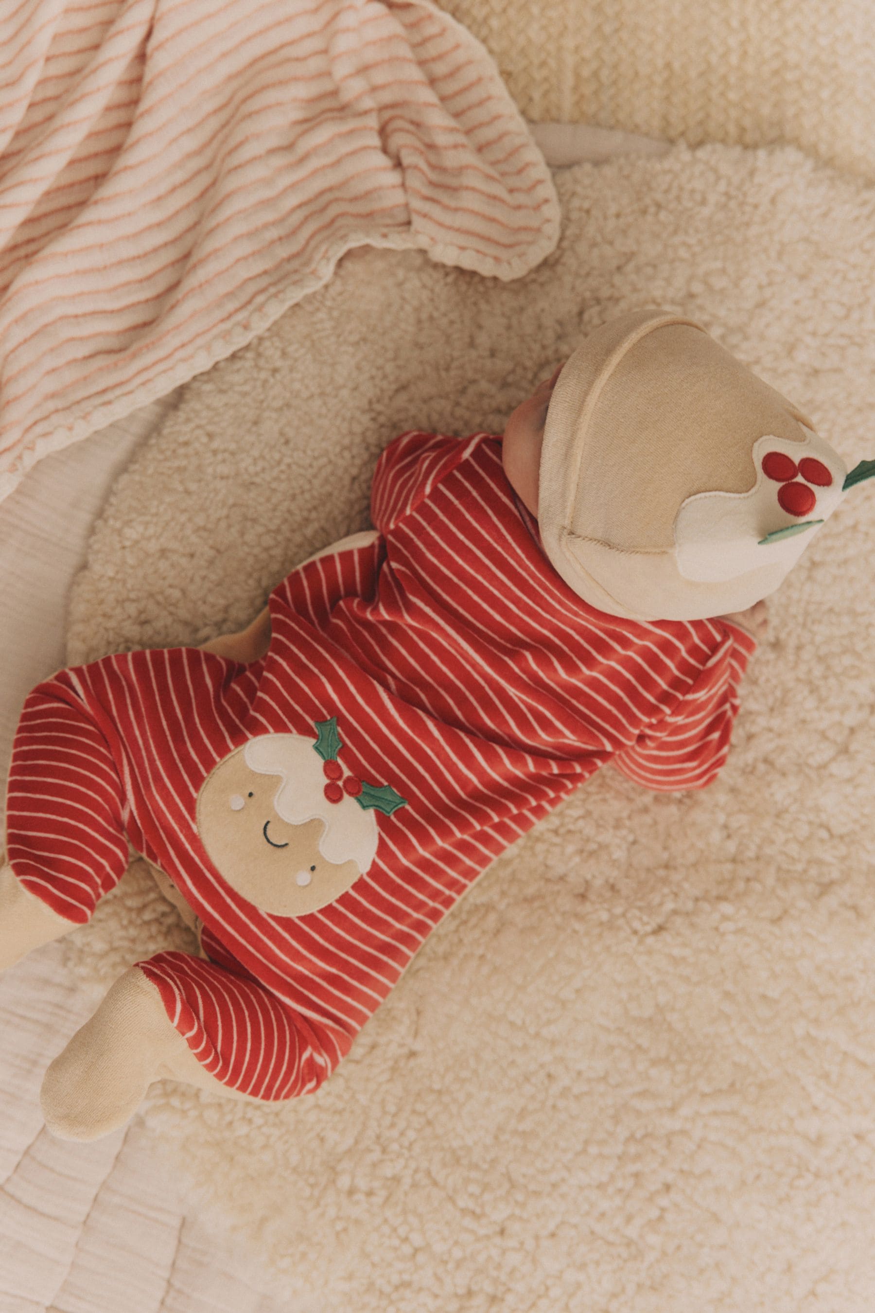 Red Pudding Baby Christmas Sleepsuit & Hat Set (0mths-2yrs)