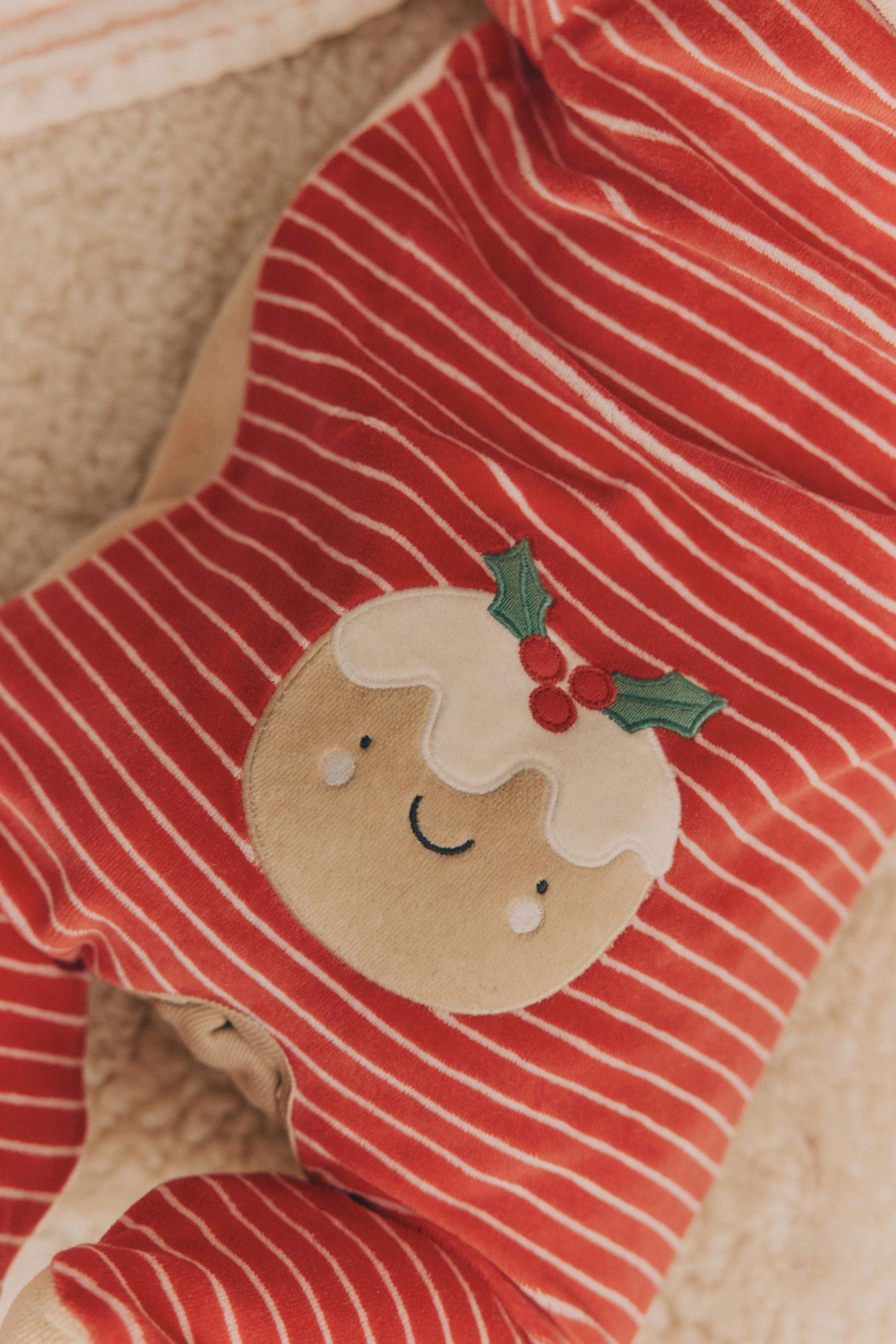 Red Pudding Baby Christmas Sleepsuit & Hat Set (0mths-2yrs)