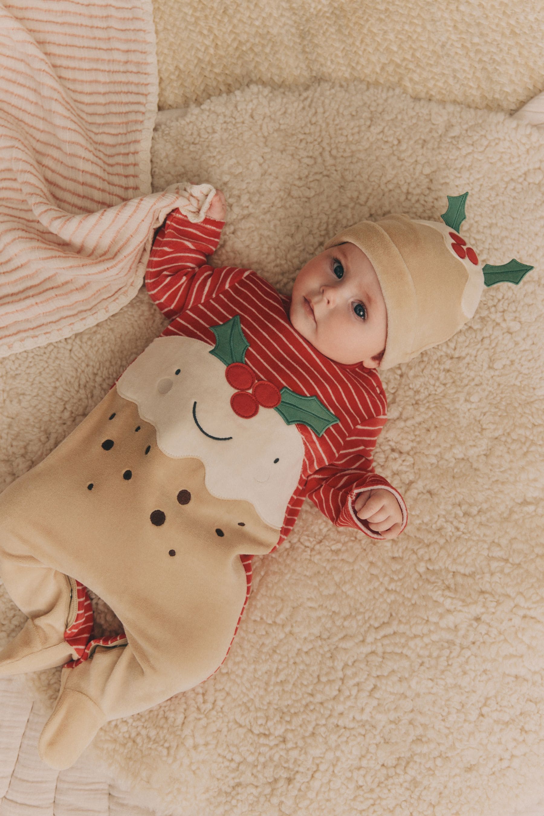 Red Pudding Baby Christmas Sleepsuit & Hat Set (0mths-2yrs)