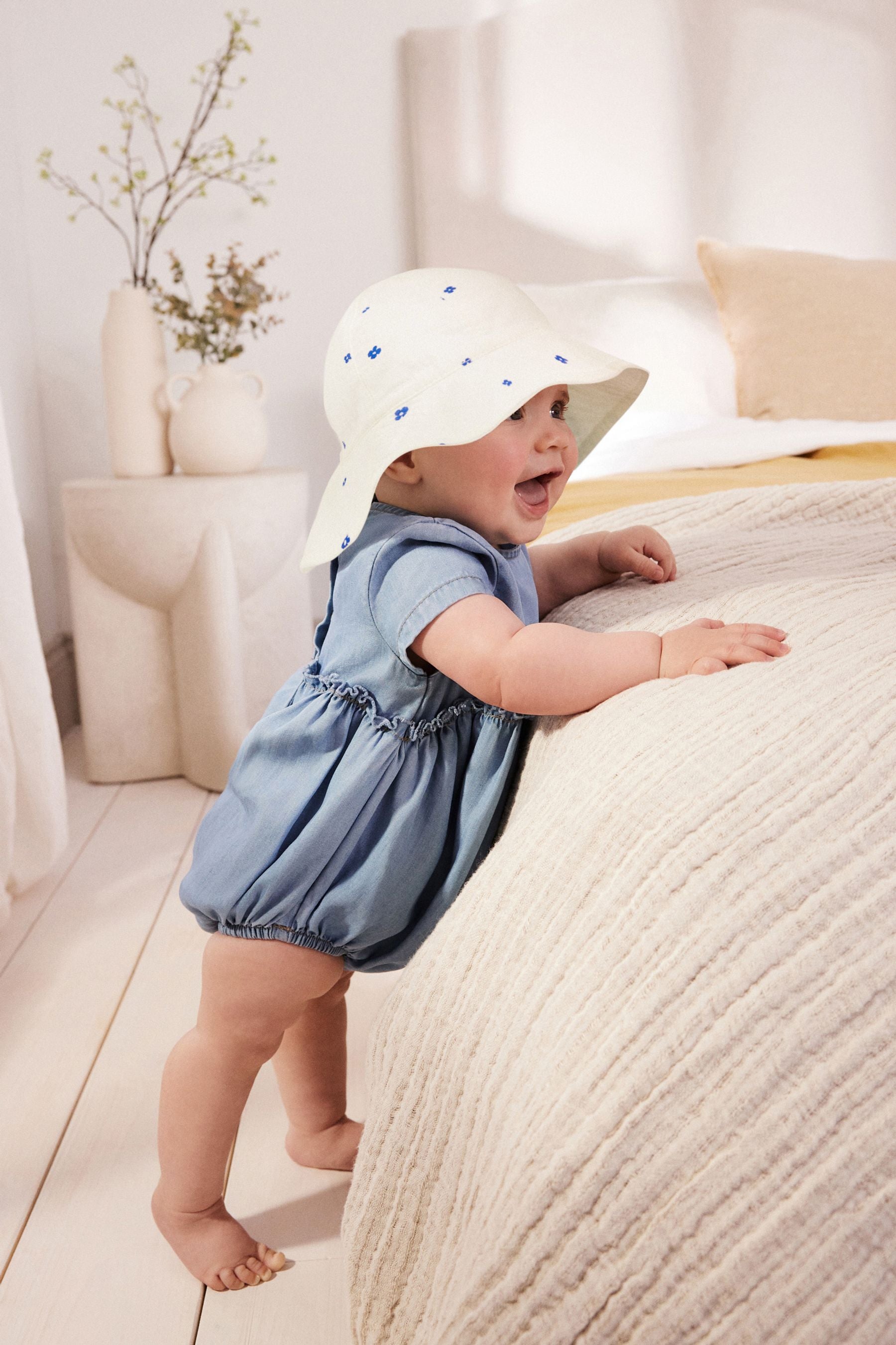 Red/White Srawberry Print Baby Wide Brim Bucket Hat (0mths-2yrs)