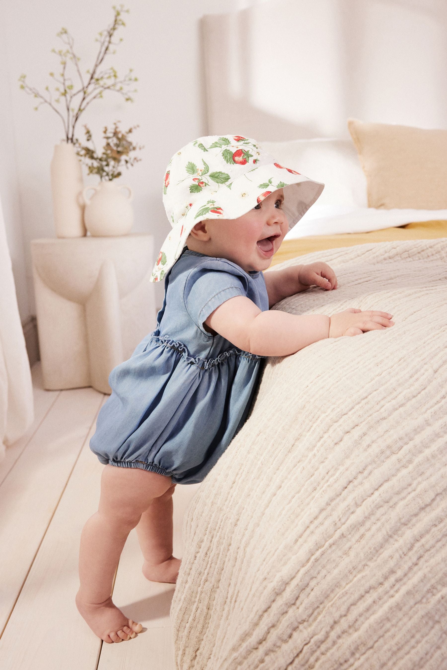 Red/White Srawberry Print Baby Wide Brim Bucket Hat (0mths-2yrs)