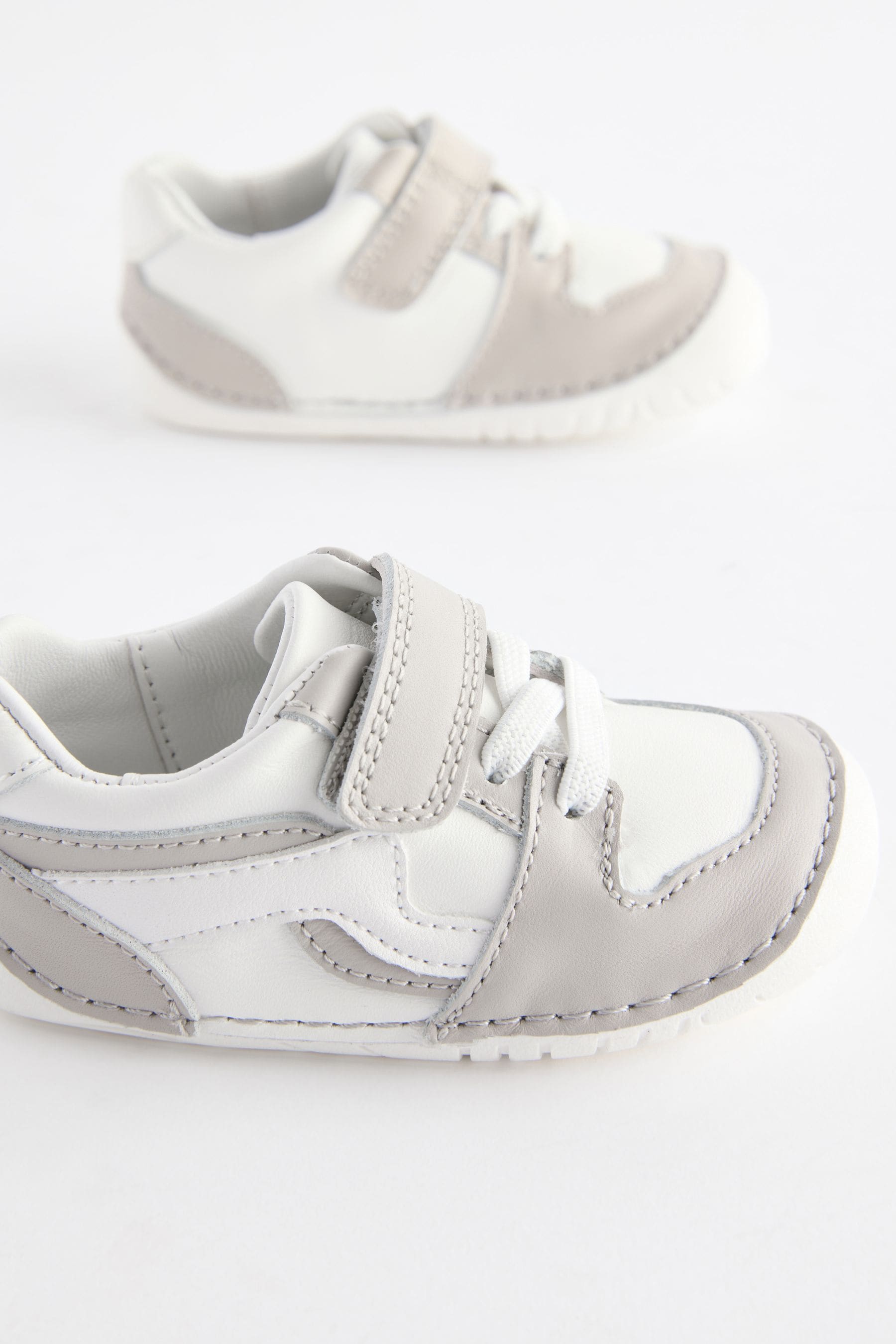 White/Neutral Wide Fit (G) Crawler Shoes