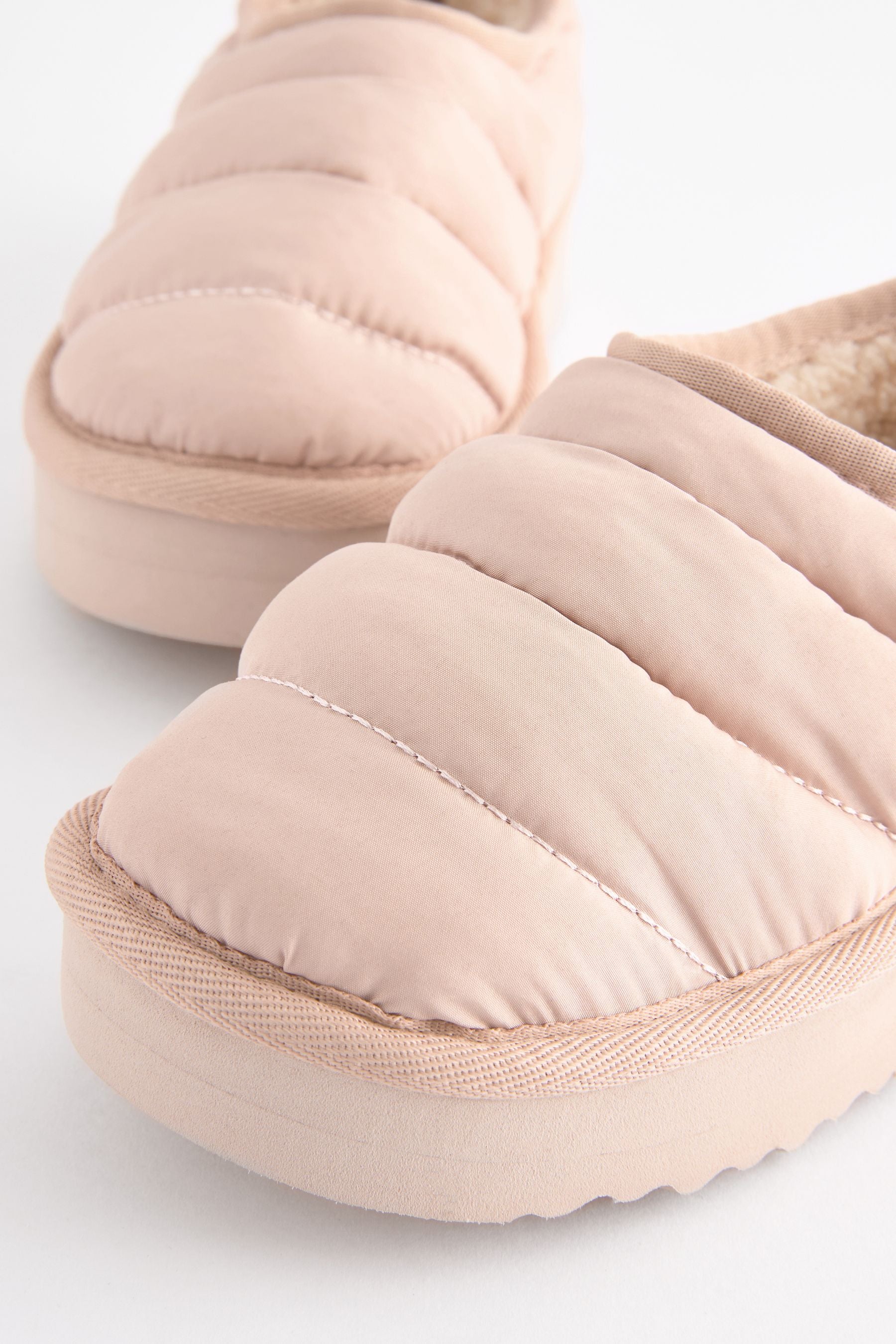 Neutral Quilted Flatform Shoot Slippers