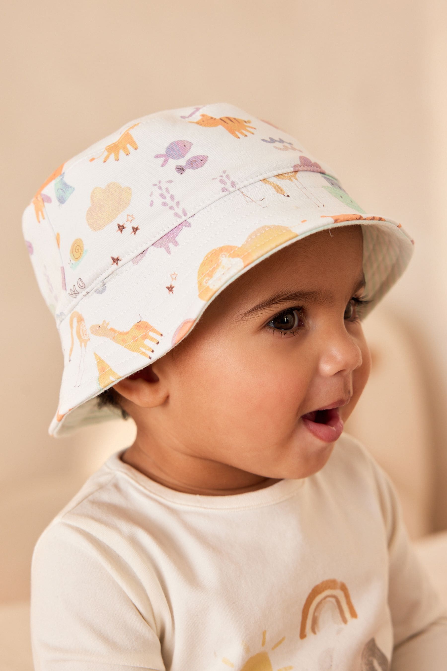 White Reversible Noahs Ark Print Baby Bucket Hat (0mths-2yrs)