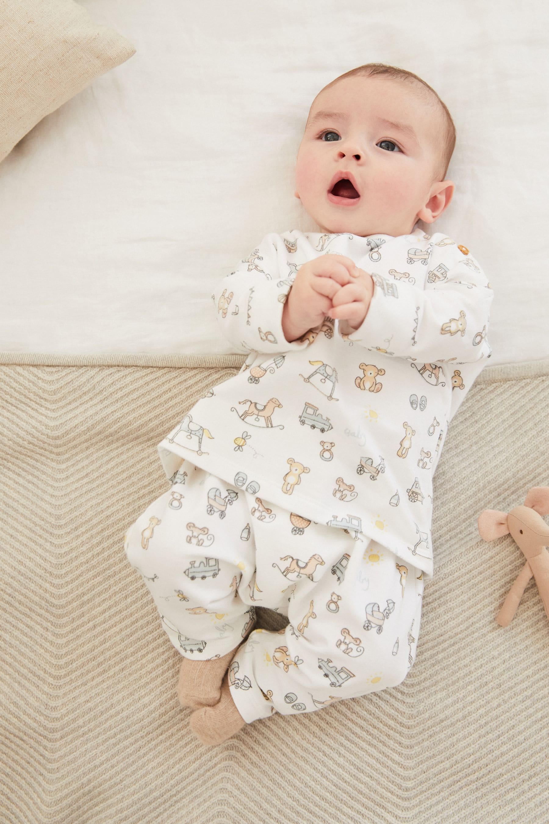 White Bear Print 2 Piece Baby Top and Legging Set