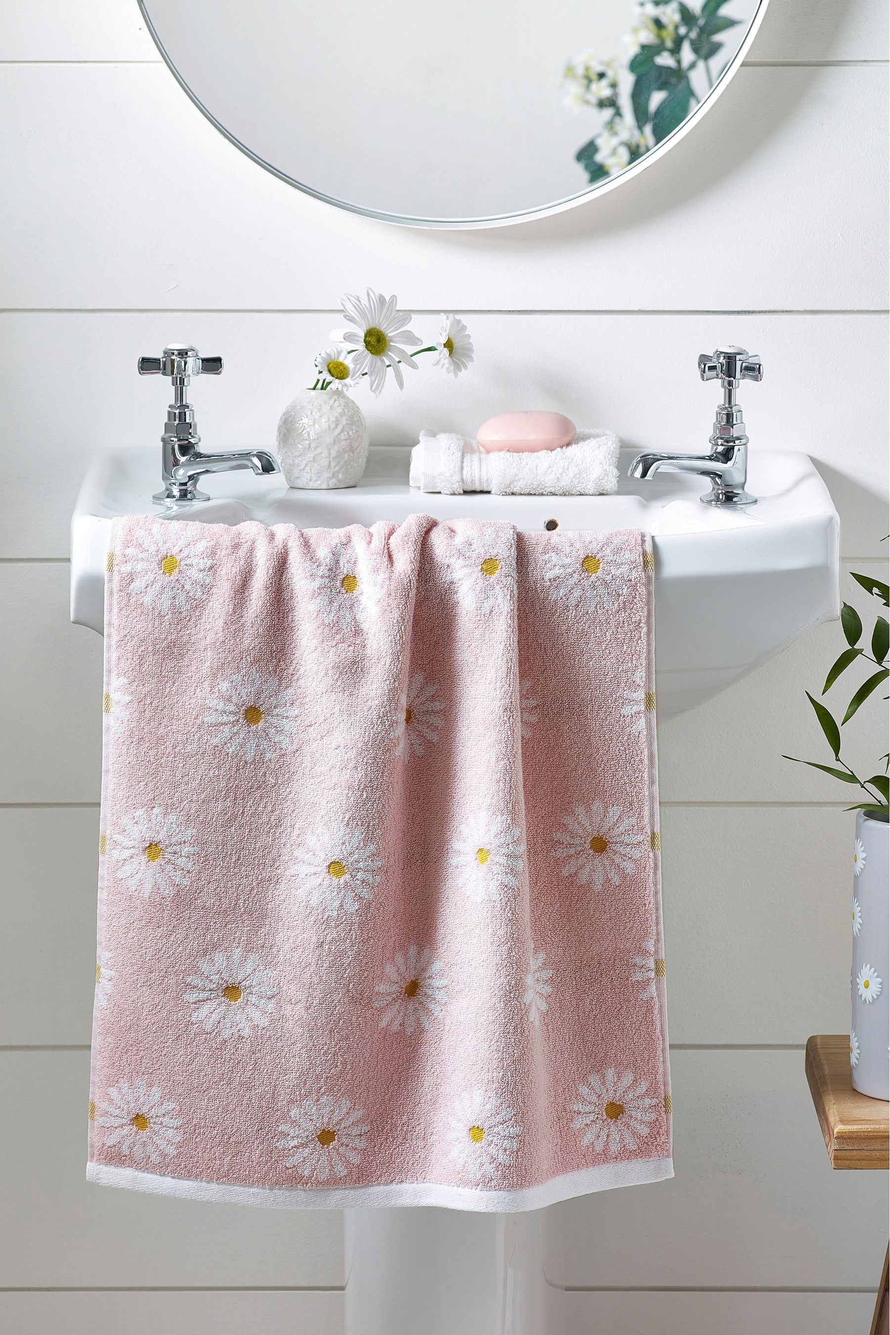 Pink Daisy 100% Cotton Towel