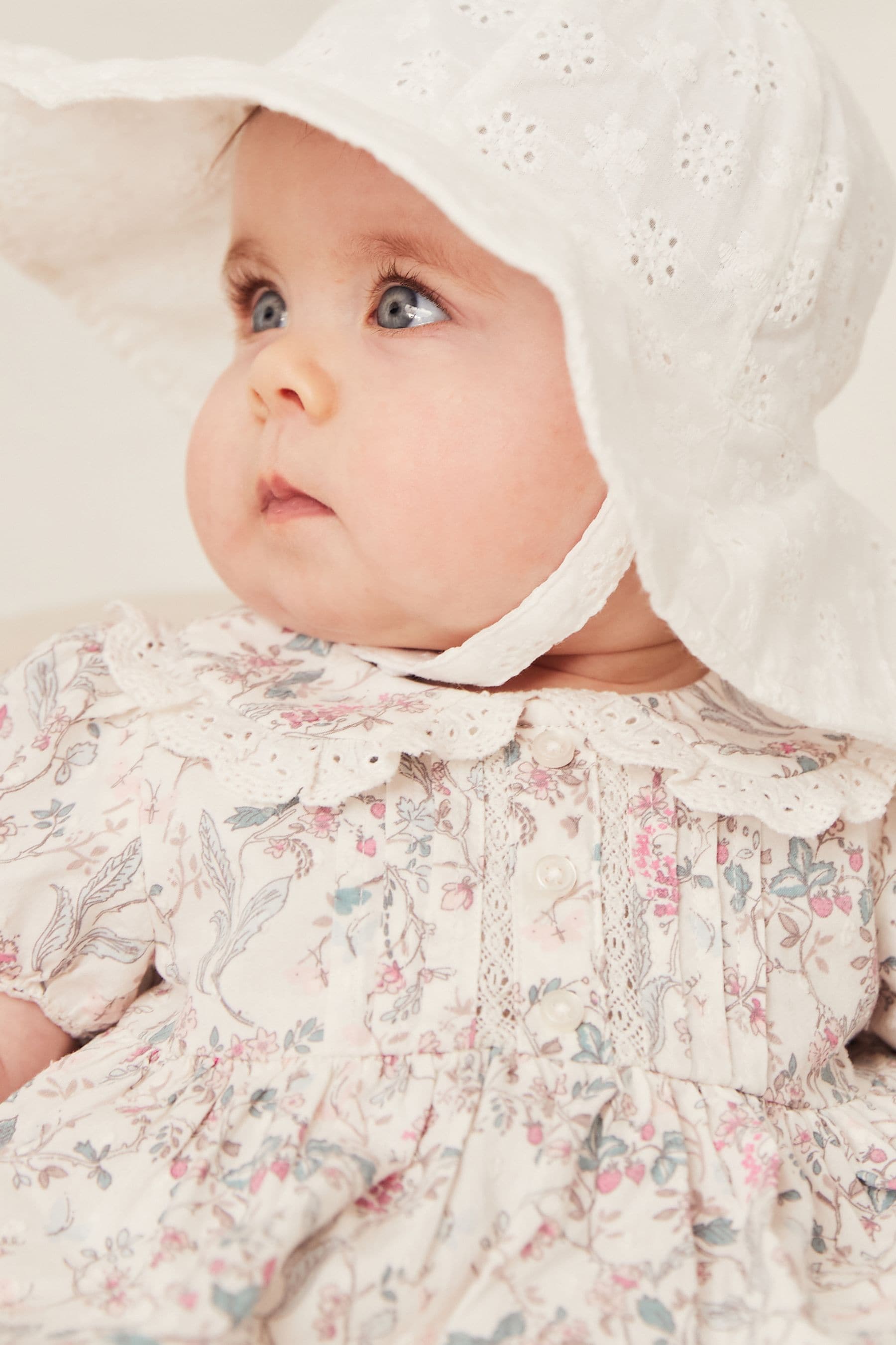 White Bucket Baby Hat (0mths-2yrs)