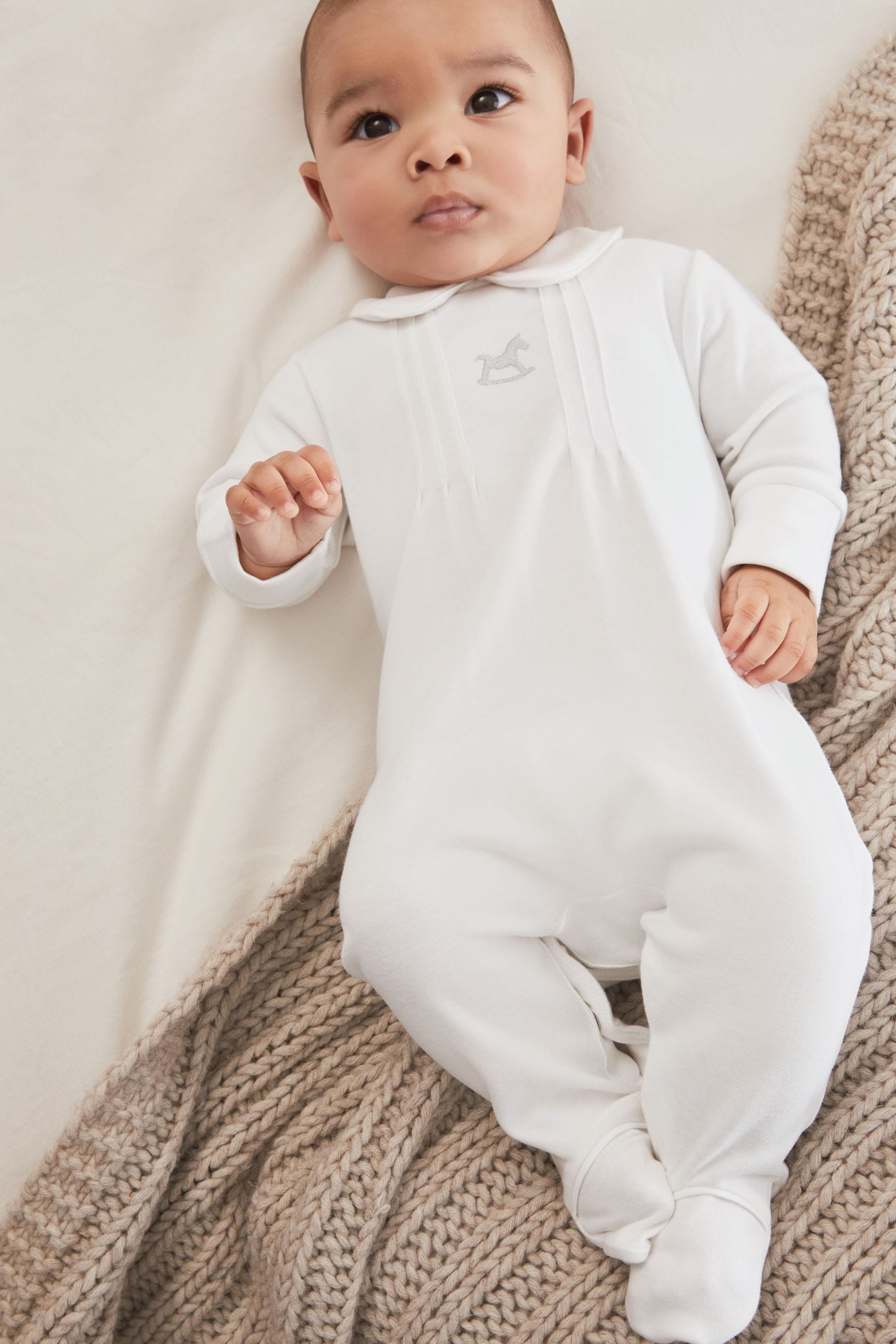 White Smart Single Sleepsuit (0-2yrs)