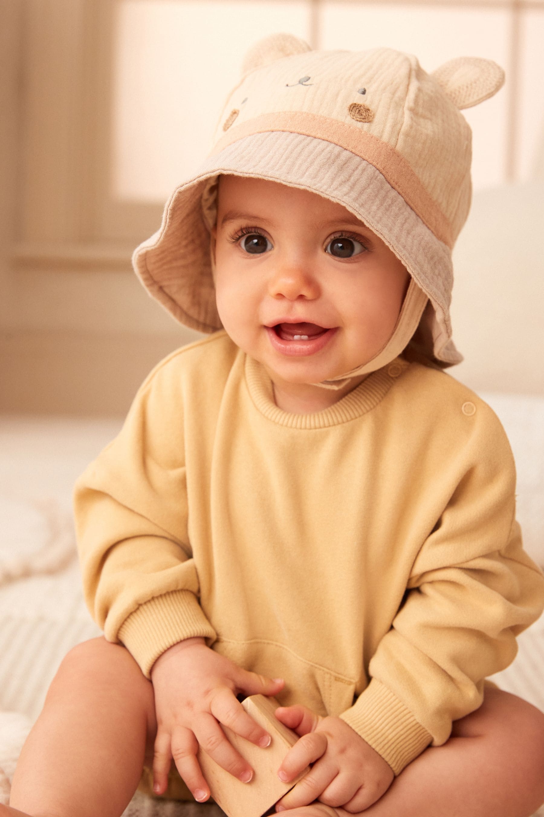 Neutral Bear Baby Bucket Hat (0mths-2yrs)