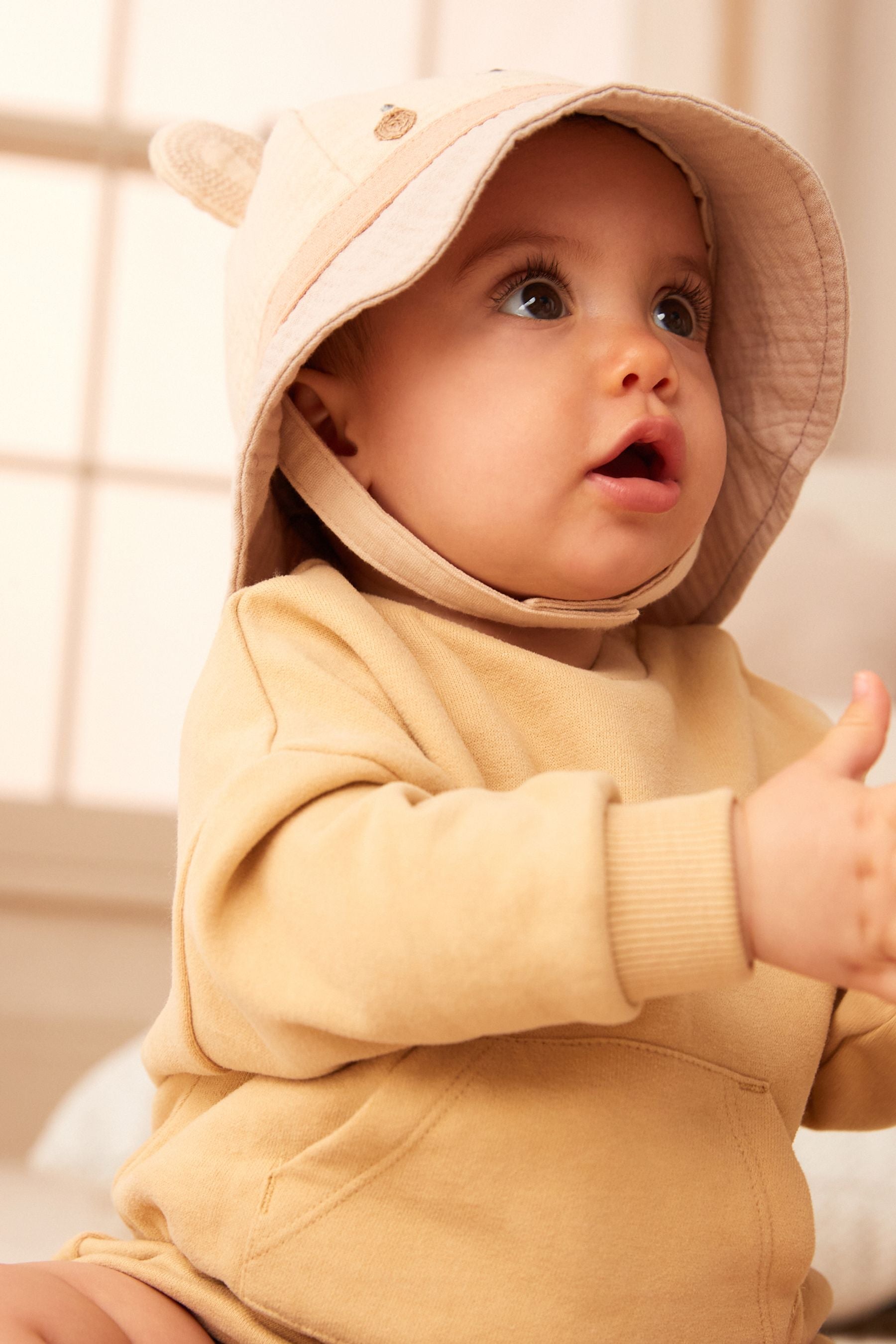 Neutral Bear Baby Bucket Hat (0mths-2yrs)