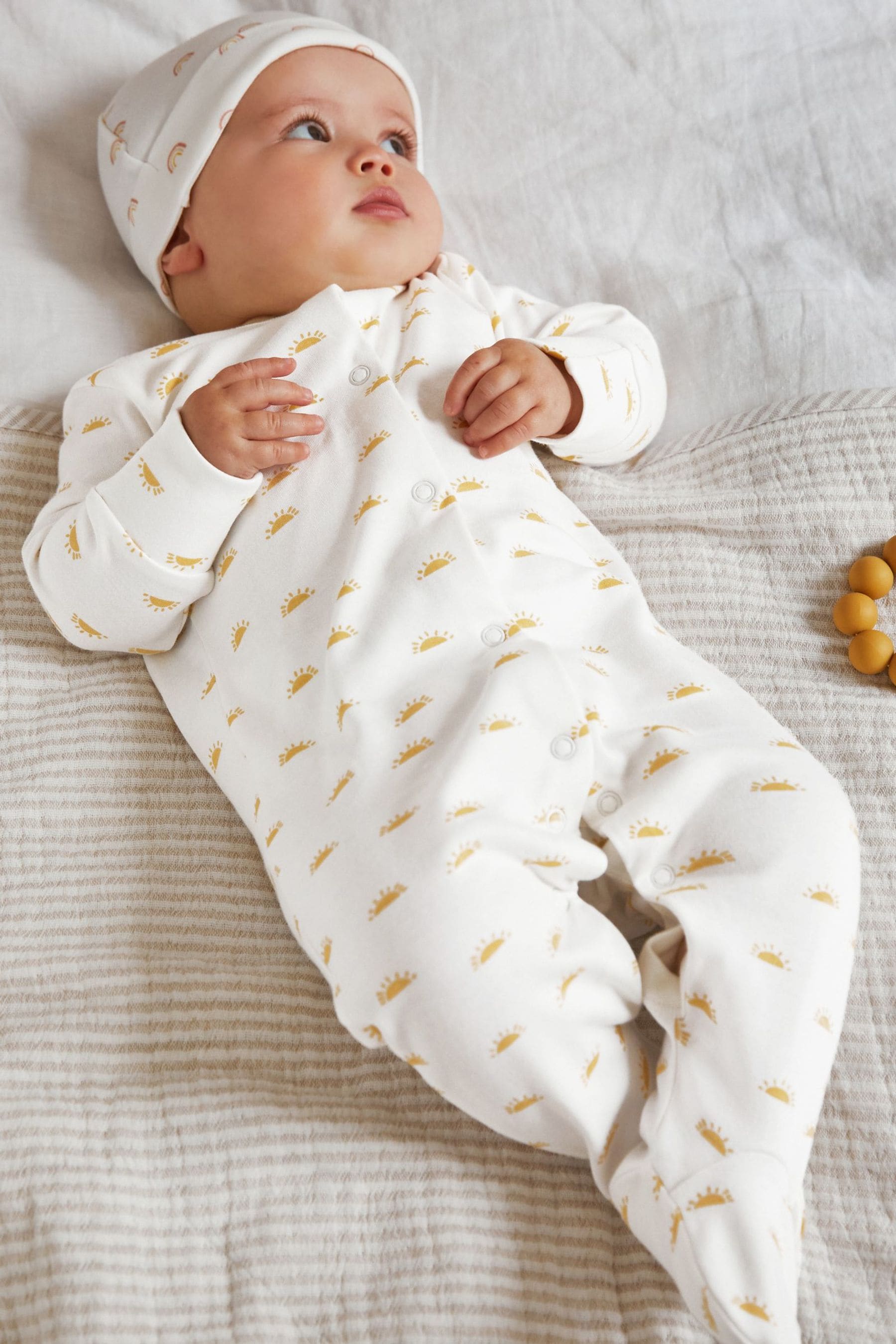 Cream Printed 4 Piece Baby Sleepsuit Bodysuit Hat And Bib Set (0-9mths)